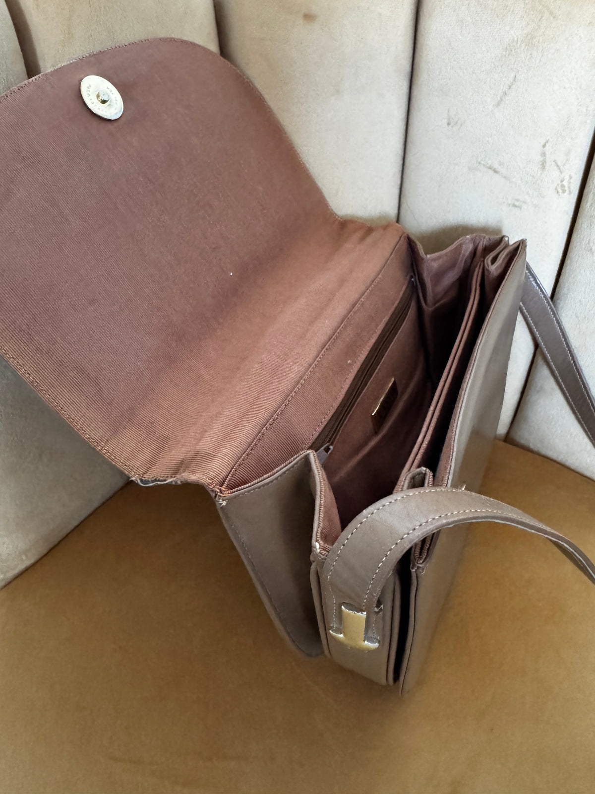 Sac Besace Lanvin Paris Vintage – Cuir Lisse Taupe & Fermoir Blason Iconique