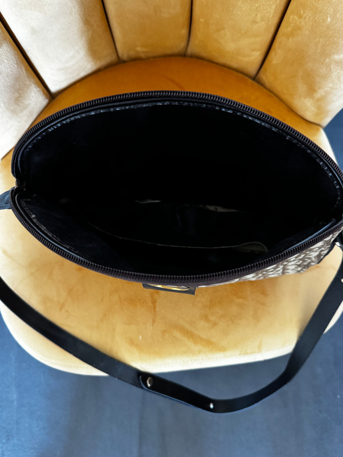 Sac Caméra Christian Dior Vintage – Monogramme Trotter Oblique Marron & Boucle Ovale CD