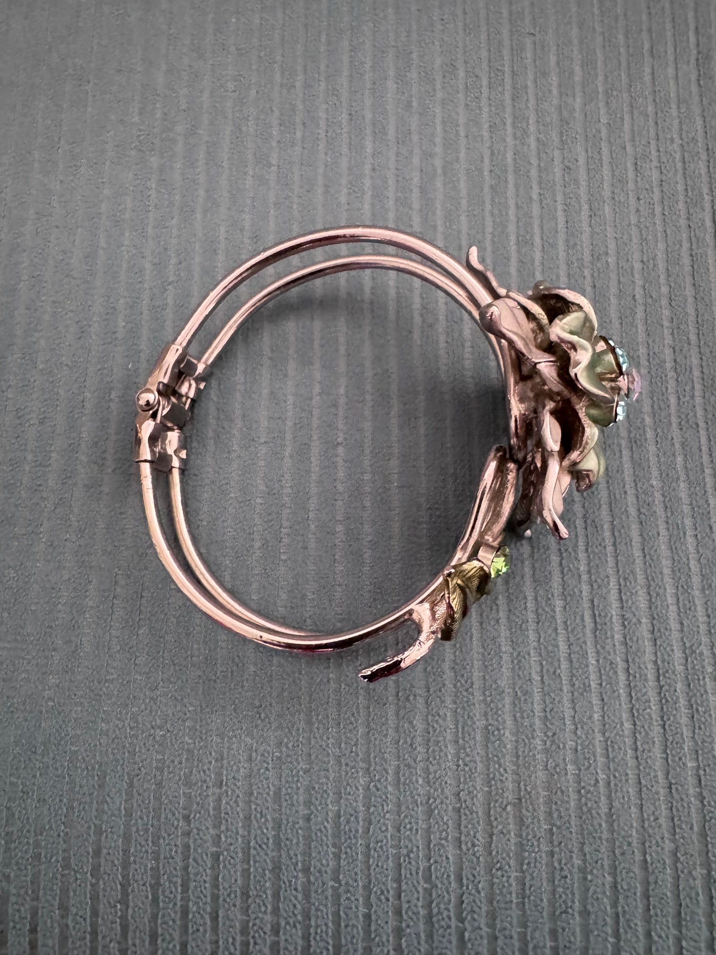 Bracelet manchette vintage fleur argentée – Émail vert sauge & strass bleus – Ouvert ajustable
