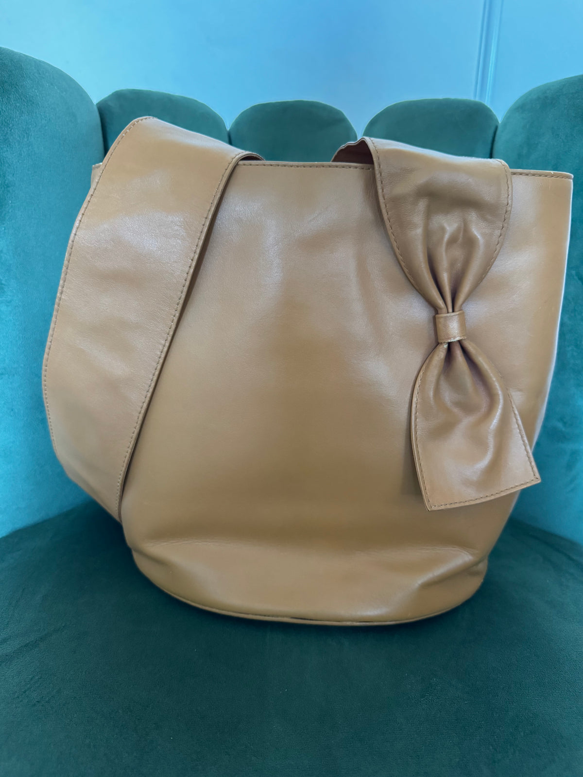 Sac Seau Bally Vintage en Cuir Lisse Camel – Détail Nœud & Bandoulière Drapée (Made in Spain)