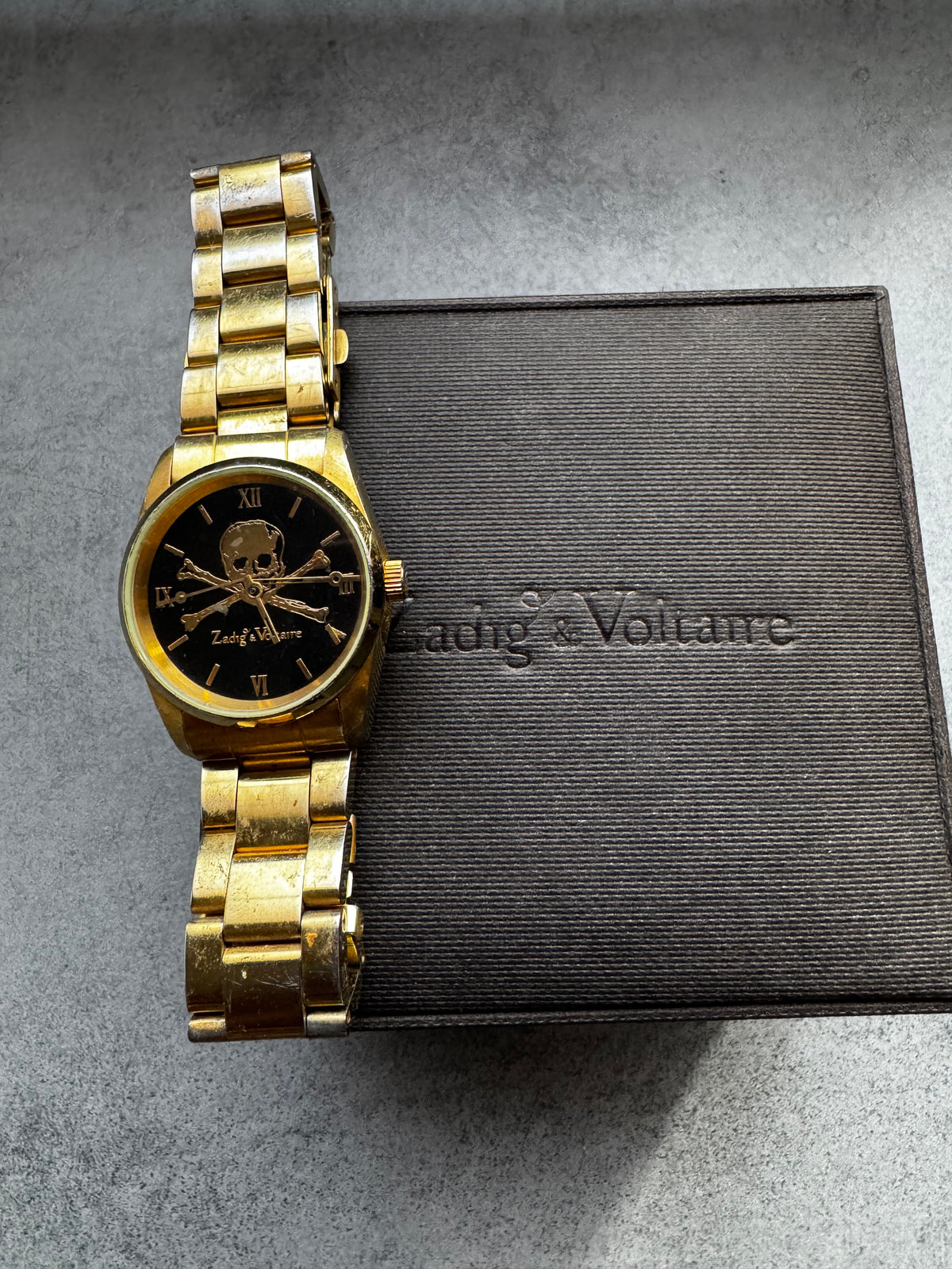 Montre Zadig & Voltaire "Timeless Skull" Vintage – Acier Plaqué Or & Cadran Tête de Mort Noir