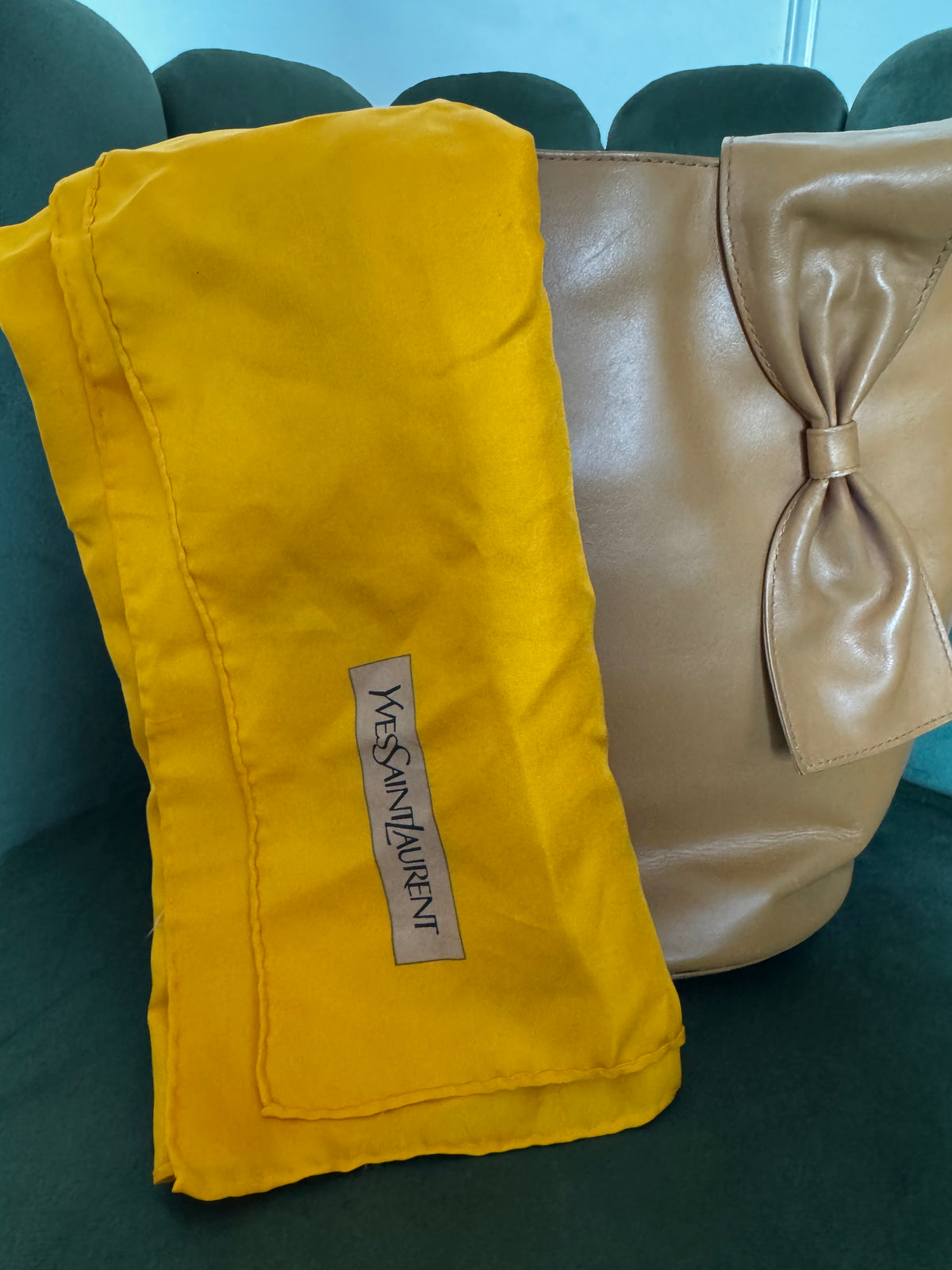 Écharpe Foulard Yves Saint Laurent Vintage en Soie Jacquard – Jaune Tournesol Éclatant (Made in Japan)