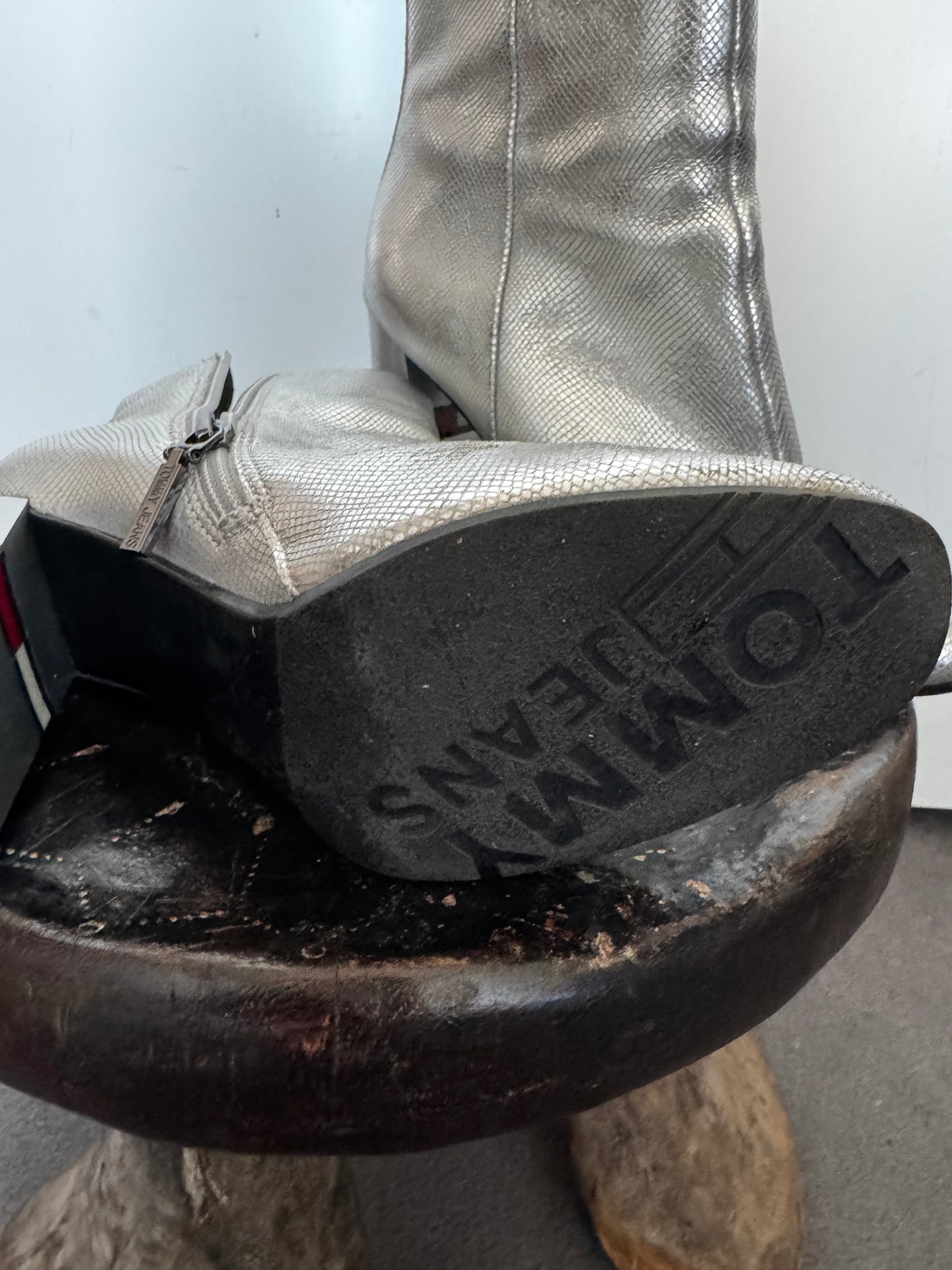 Bottines Tommy Hilfiger cuir argenté – talon design – style vintage chic