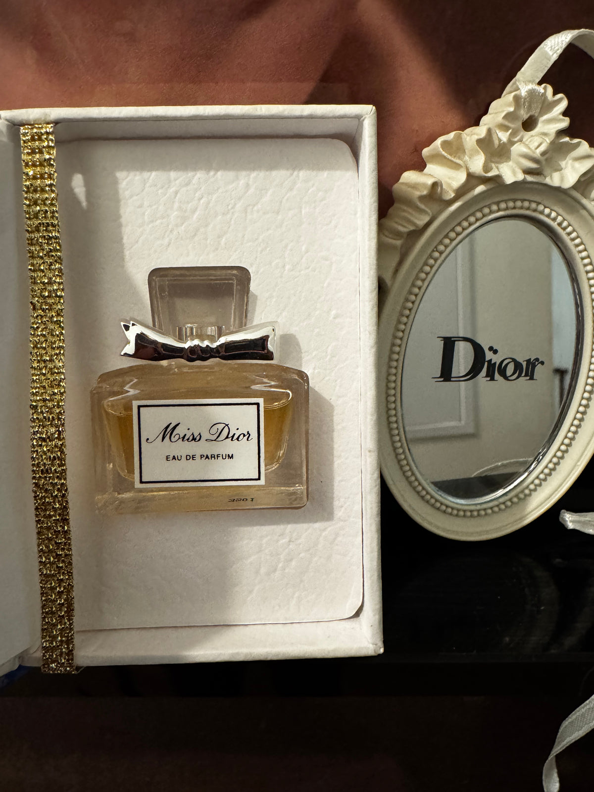 Coffret Cadeau Écrin Miniature Miss Dior – Eau de Parfum 5 ml Flacon Couture "Nœud Poignard"