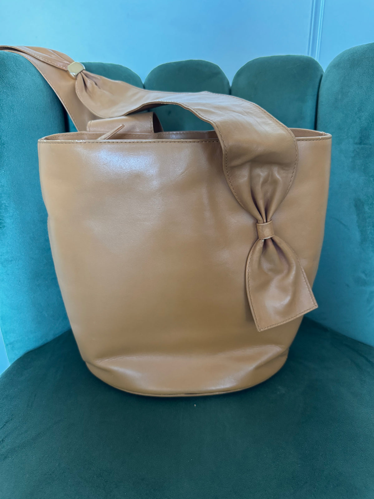 Sac Seau Bally Vintage en Cuir Lisse Camel – Détail Nœud & Bandoulière Drapée (Made in Spain)
