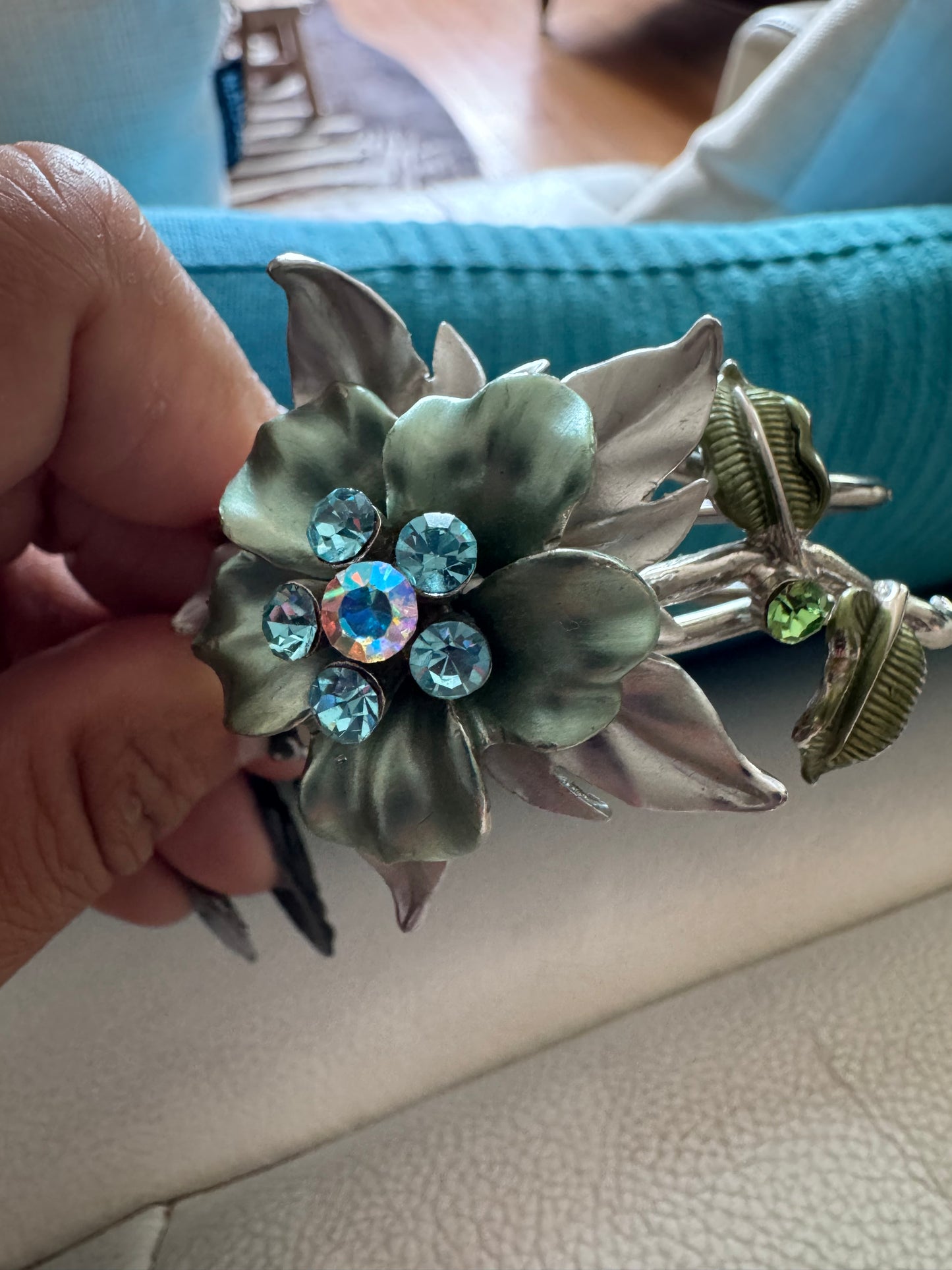 Bracelet manchette vintage fleur argentée – Émail vert sauge & strass bleus – Ouvert ajustable