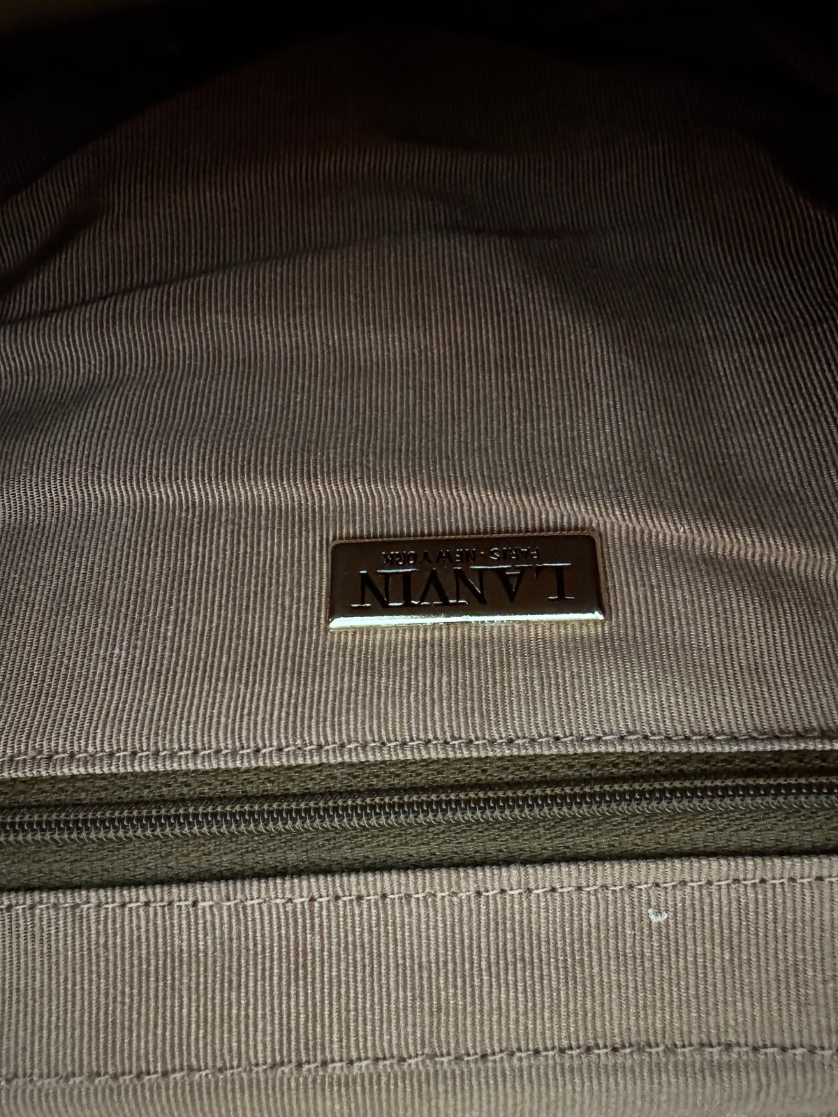 Sac Besace Lanvin Paris Vintage – Cuir Lisse Taupe & Fermoir Blason Iconique