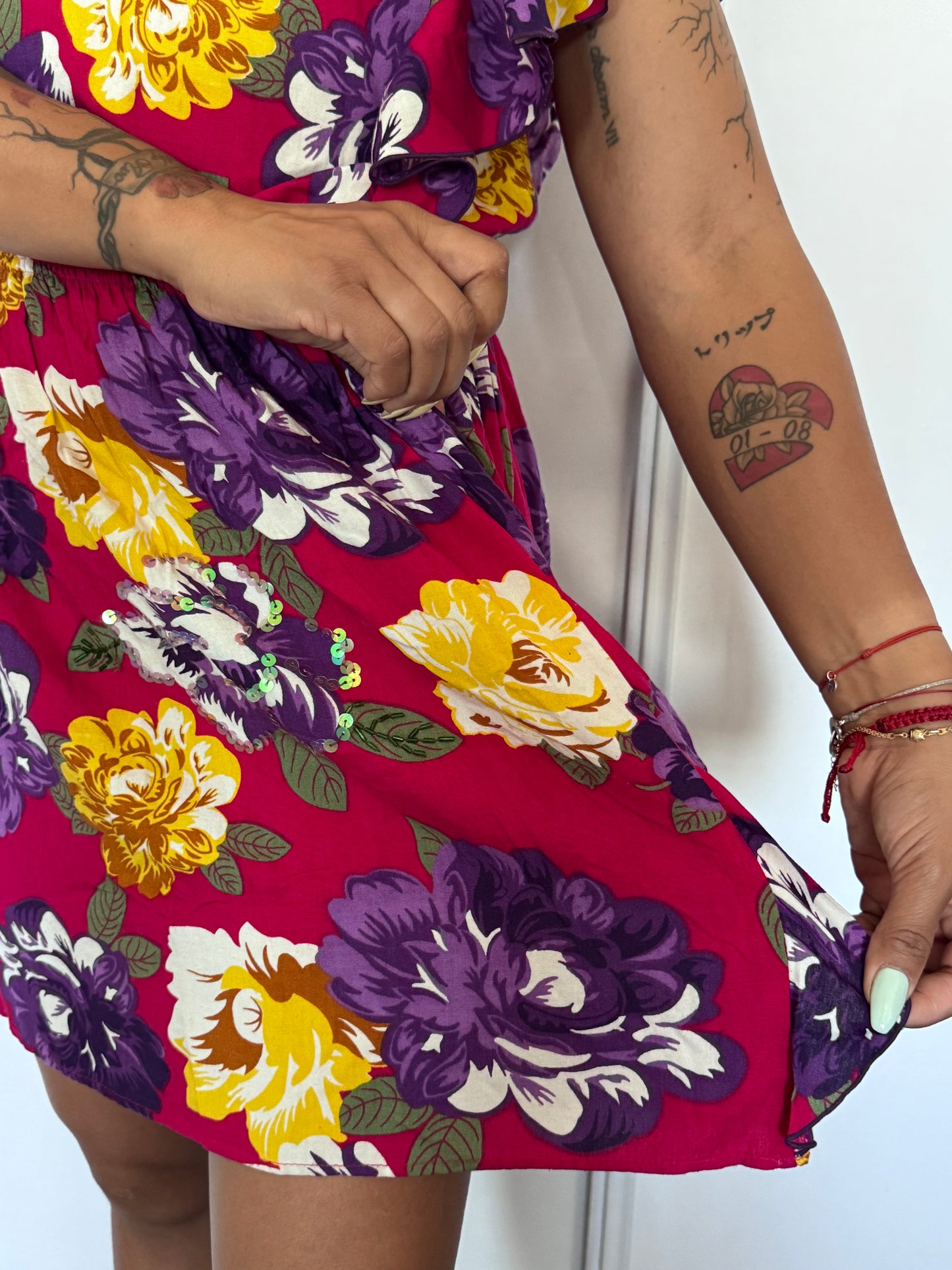 Robe asymétrique fleurie Sugarhill Boutique – Made in Indonesia