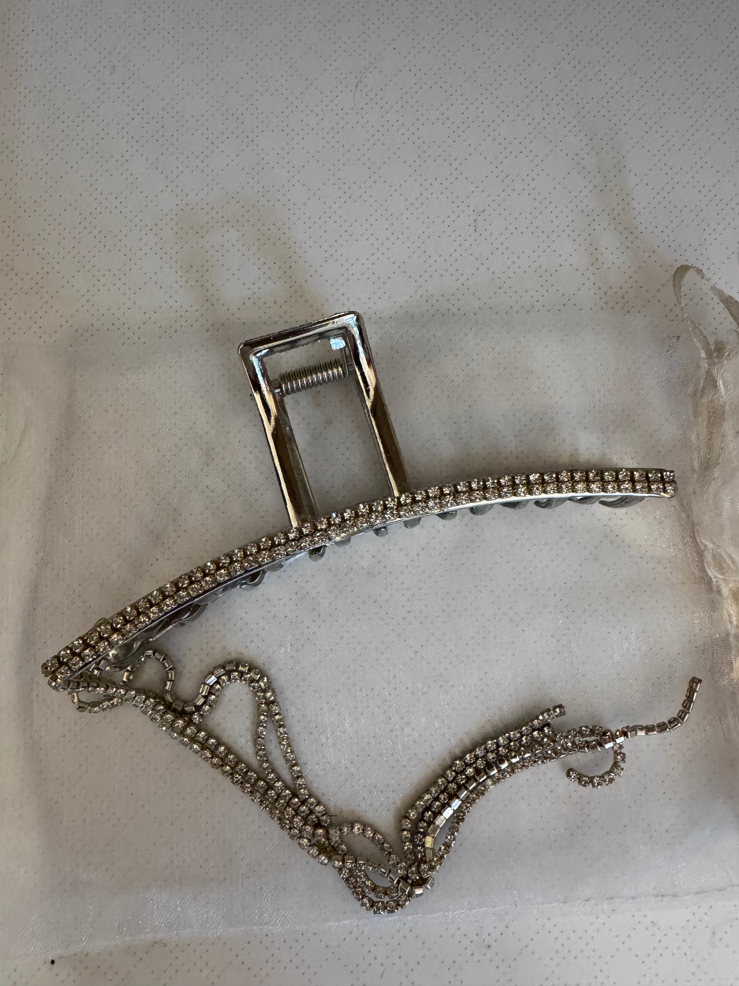 Pince à cheveux argentée à strass avec chaînes pendantes – Élégance & brillance