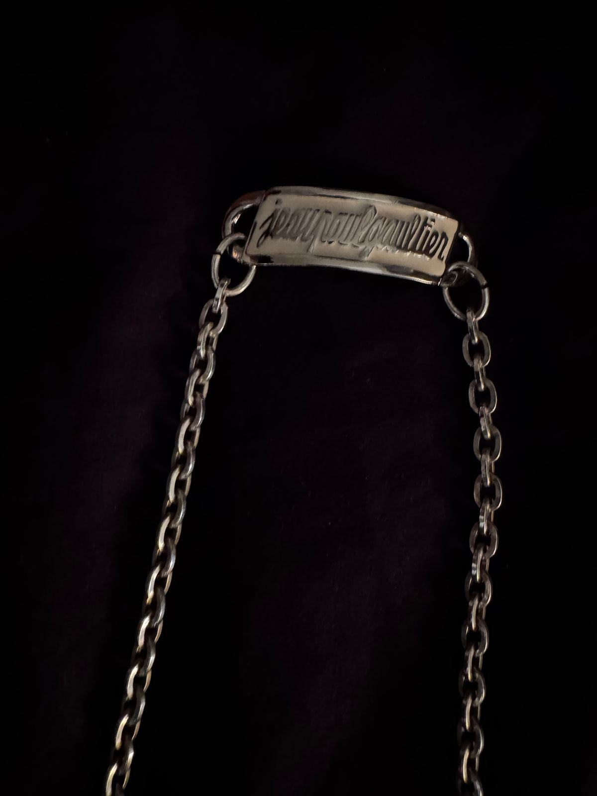 Sautoir / Chaîne de Taille Jean Paul Gaultier Vintage – Plaque Signature Métal Argenté (Circa 1990)