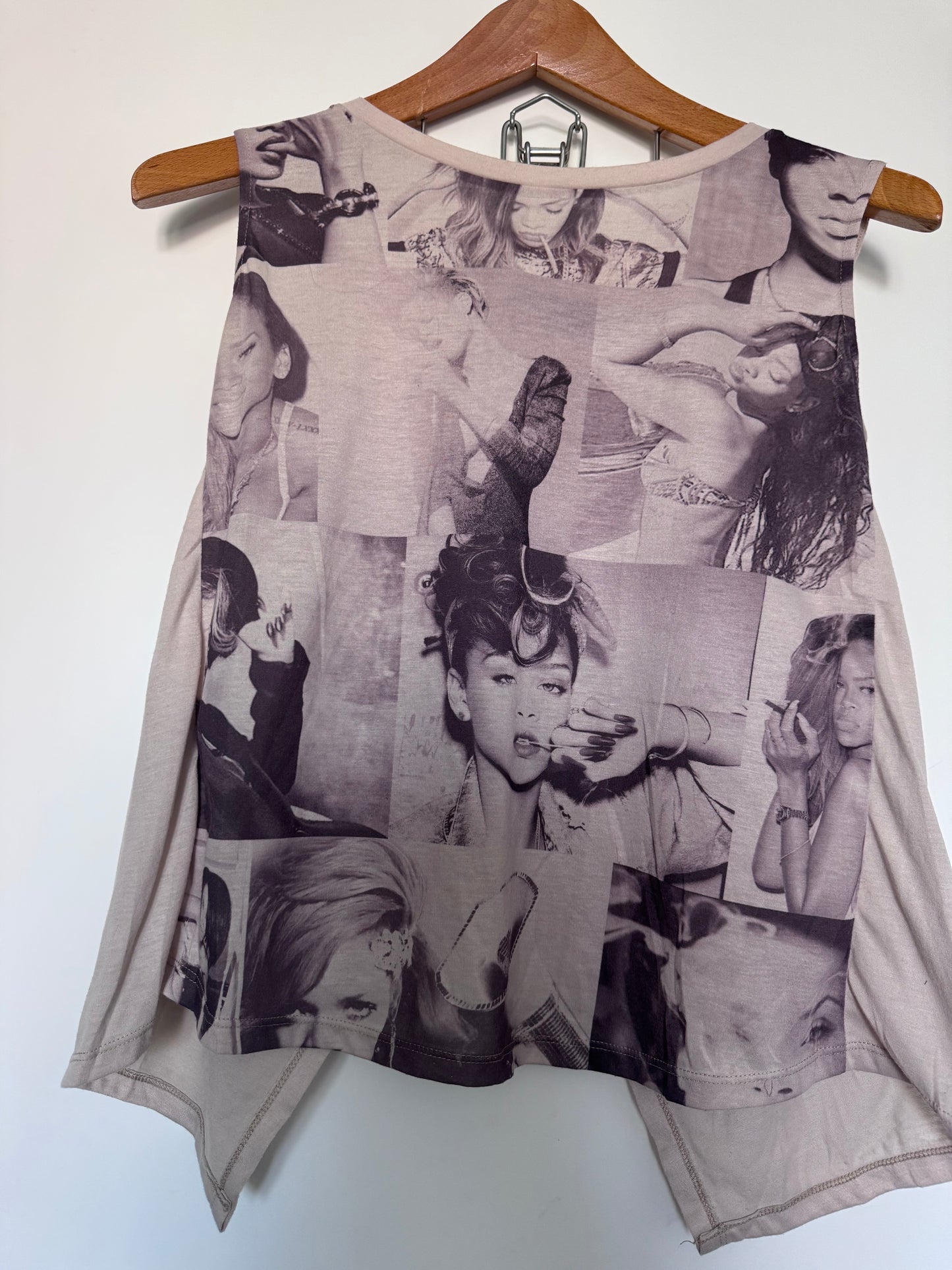 Top imprimé graphique Y2K – Style Rihanna – Sans manches – Vintage