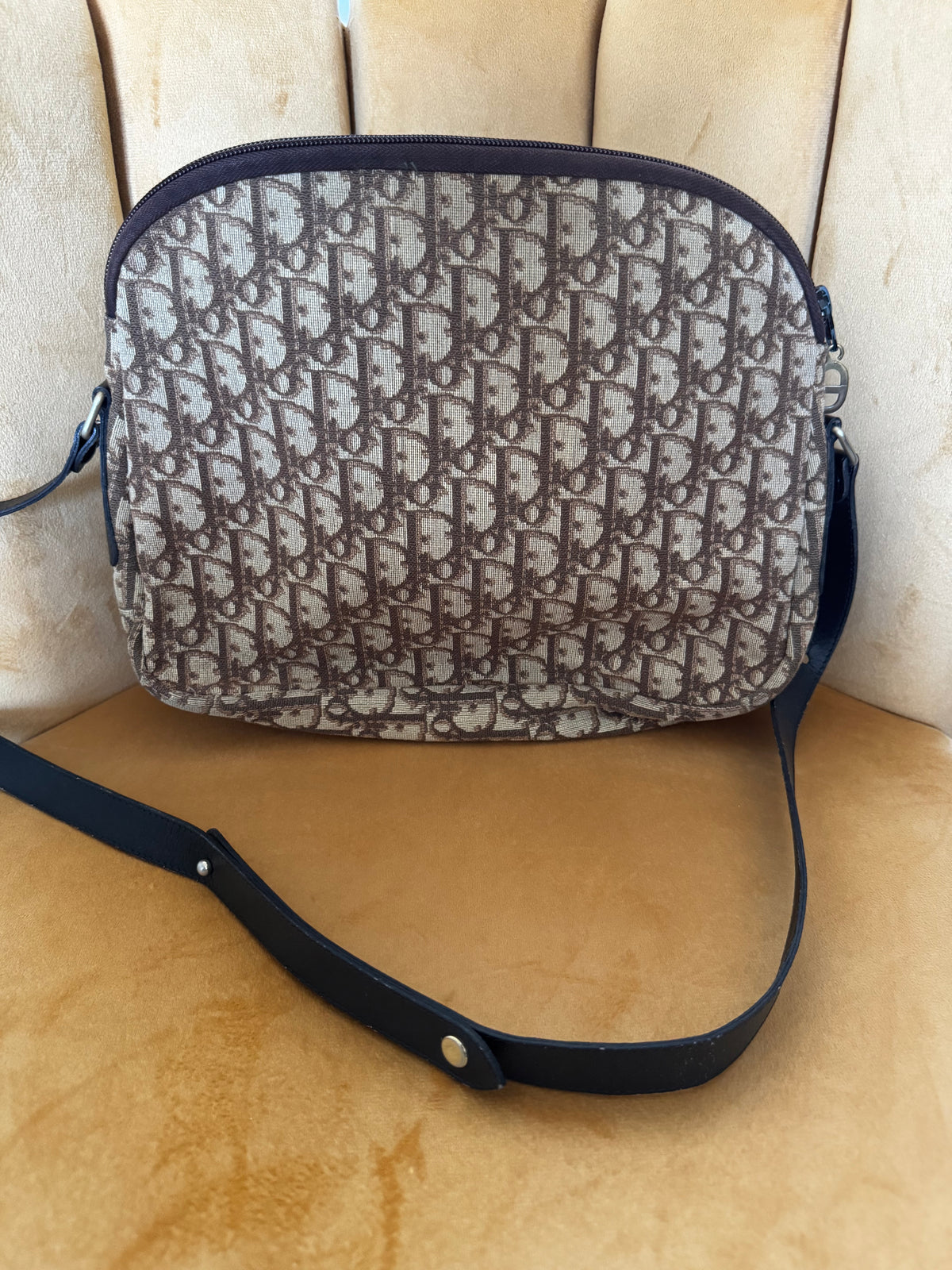 Sac Caméra Christian Dior Vintage – Monogramme Trotter Oblique Marron & Boucle Ovale CD