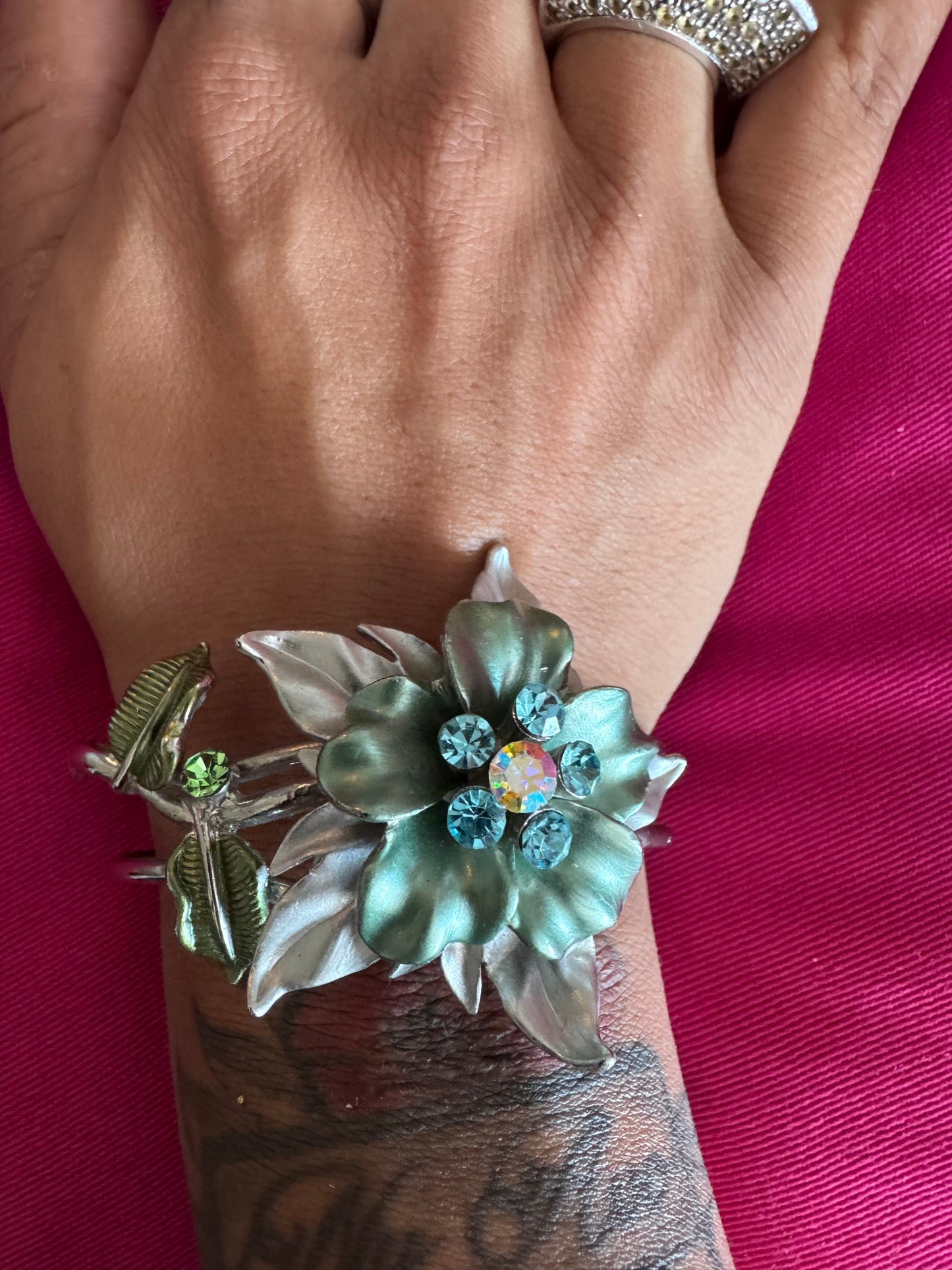 Bracelet manchette vintage fleur argentée – Émail vert sauge & strass bleus – Ouvert ajustable