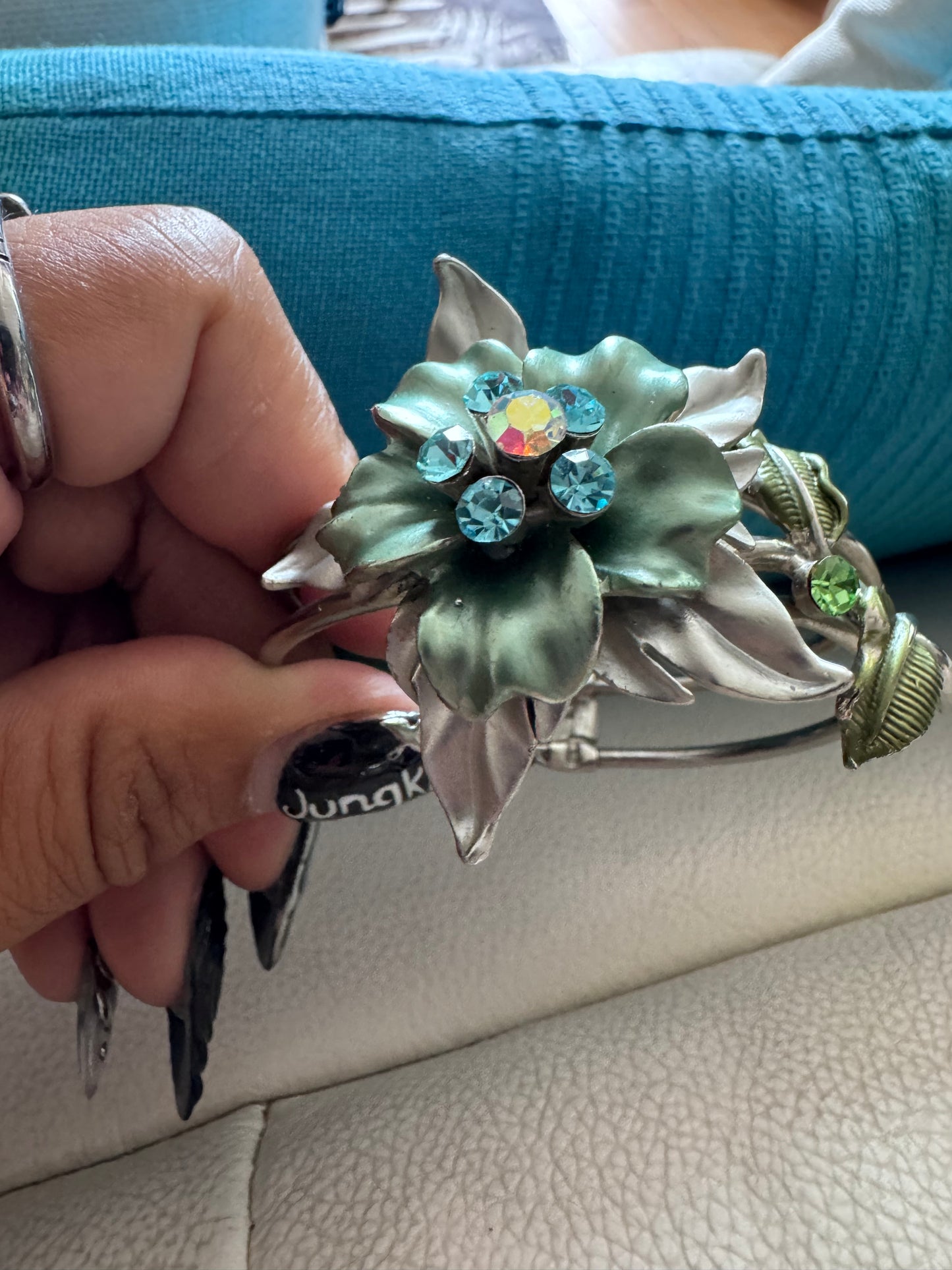 Bracelet manchette vintage fleur argentée – Émail vert sauge & strass bleus – Ouvert ajustable