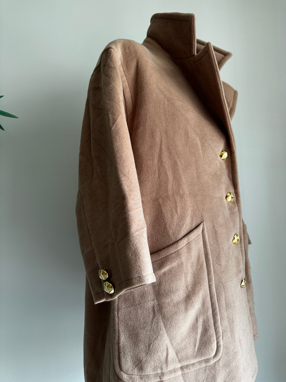 Manteau Court Valentino Miss V Vintage – 30% Mohair & Laine Camel, Boutons Bijoux Or (Made in Italy)