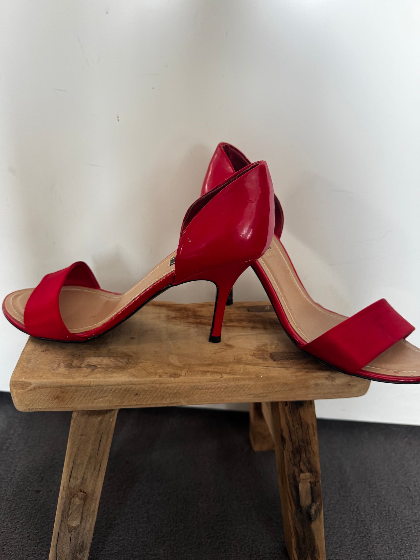 Escarpins rouge vernis femme – talons aiguilles – élégance chic – taille 38