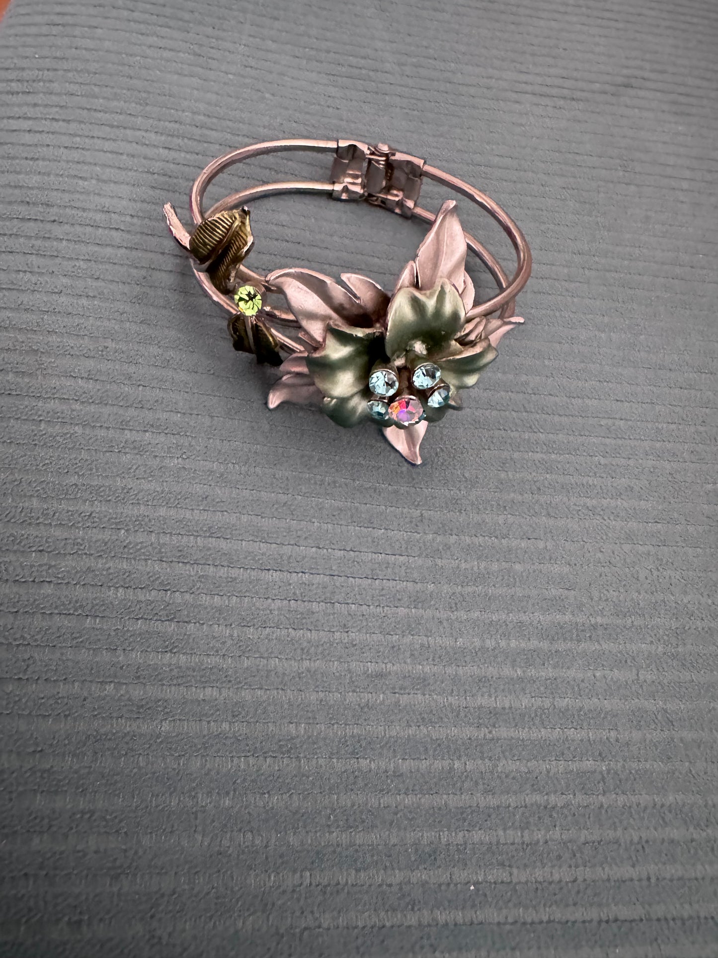 Bracelet manchette vintage fleur argentée – Émail vert sauge & strass bleus – Ouvert ajustable