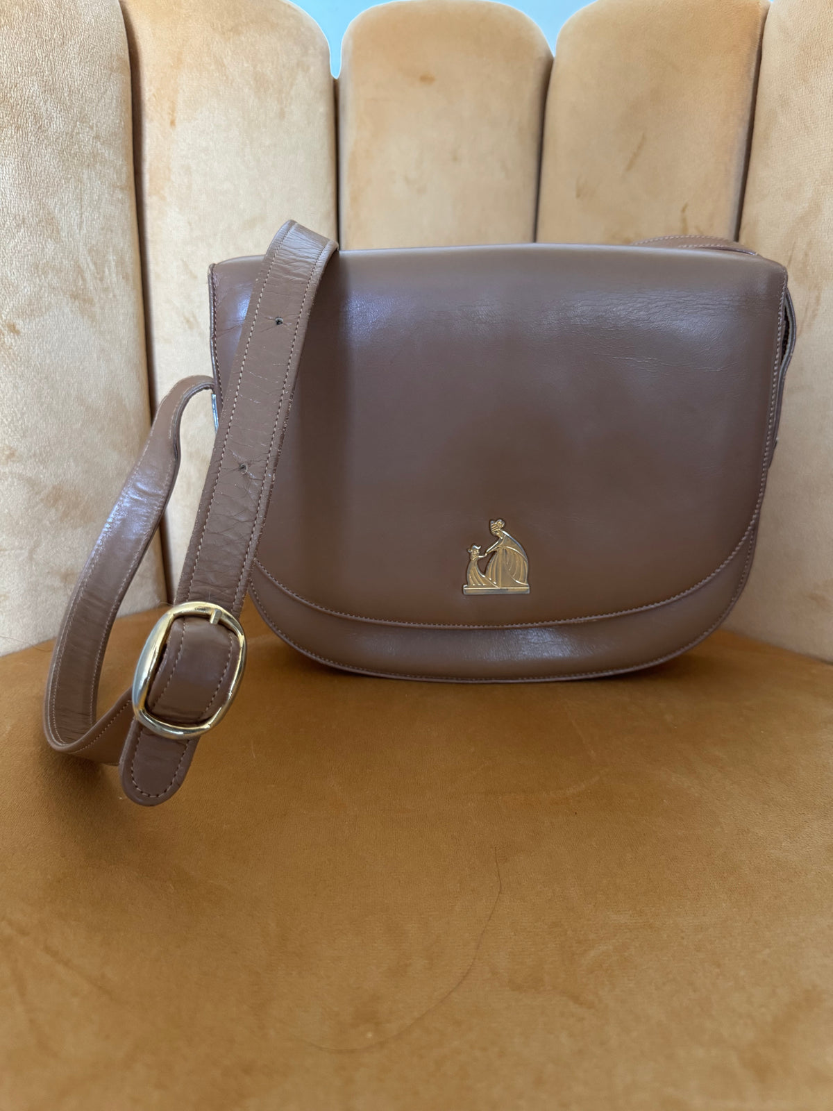 Sac Besace Lanvin Paris Vintage – Cuir Lisse Taupe & Fermoir Blason Iconique