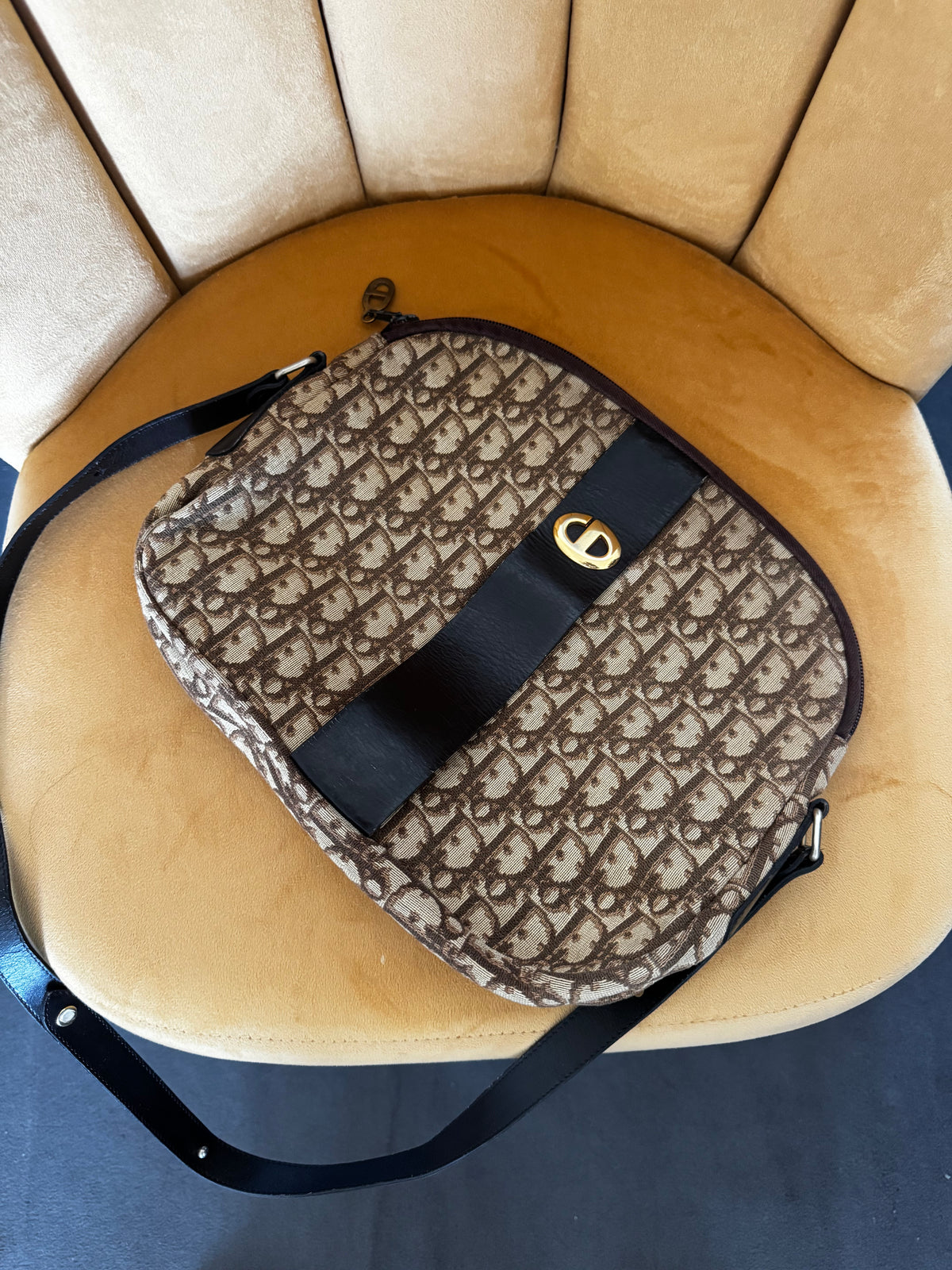 Sac Caméra Christian Dior Vintage – Monogramme Trotter Oblique Marron & Boucle Ovale CD