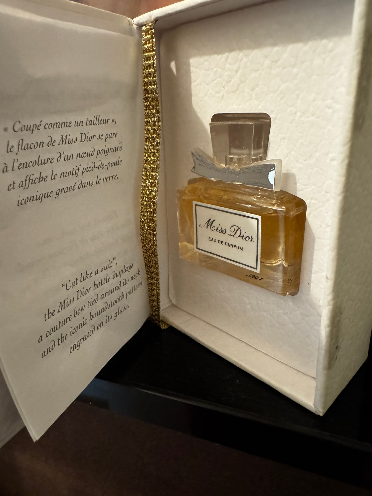 Coffret Cadeau Écrin Miniature Miss Dior – Eau de Parfum 5 ml Flacon Couture "Nœud Poignard"