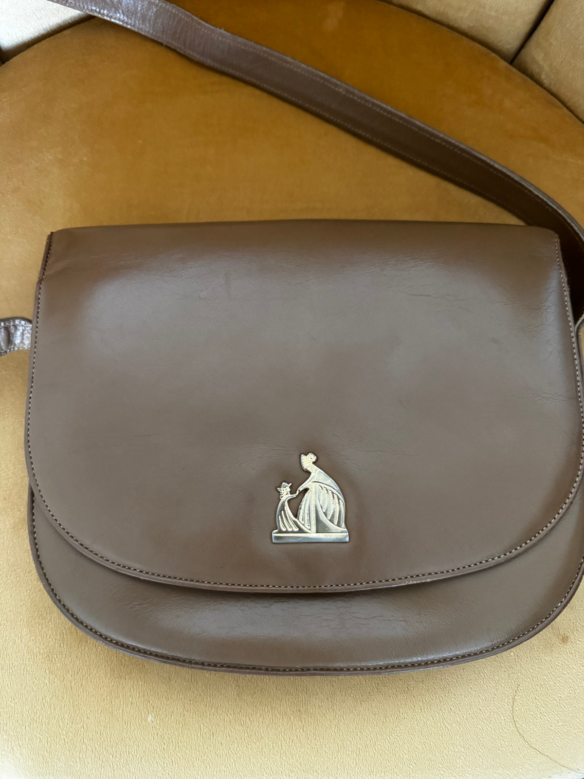 Sac Besace Lanvin Paris Vintage – Cuir Lisse Taupe & Fermoir Blason Iconique