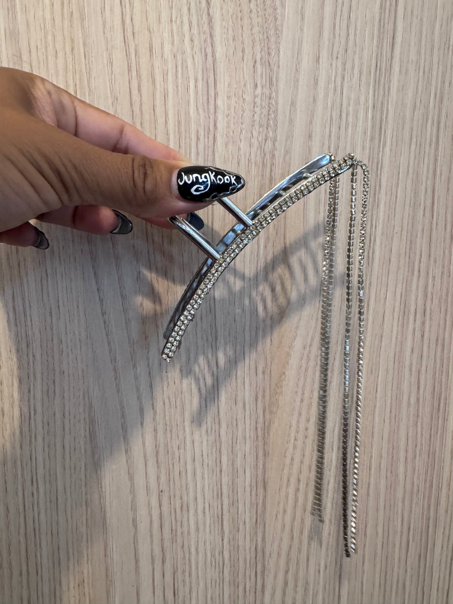 Pince à cheveux argentée à strass avec chaînes pendantes – Élégance & brillance