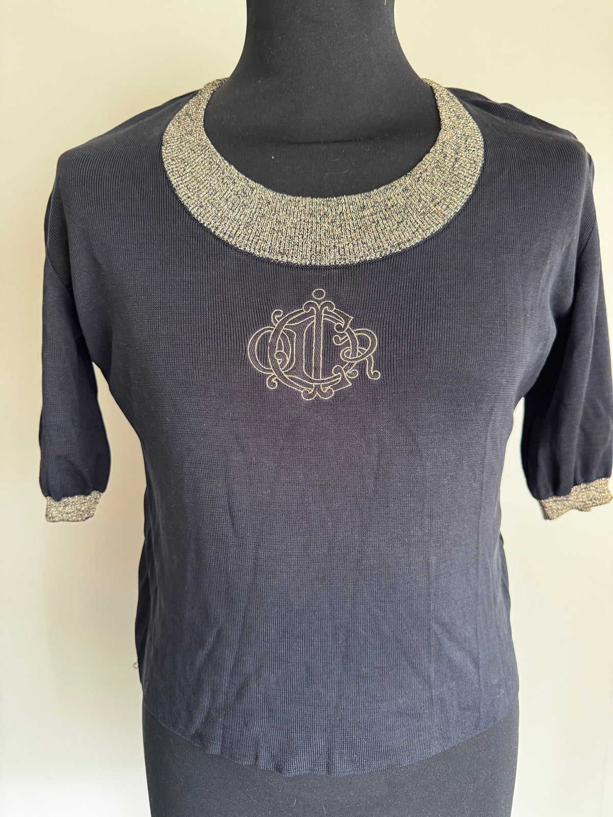 Top en Maille de Soie Christian Dior Vintage – Monogramme Brodé Or & Liserés Lurex (Époque Galliano)