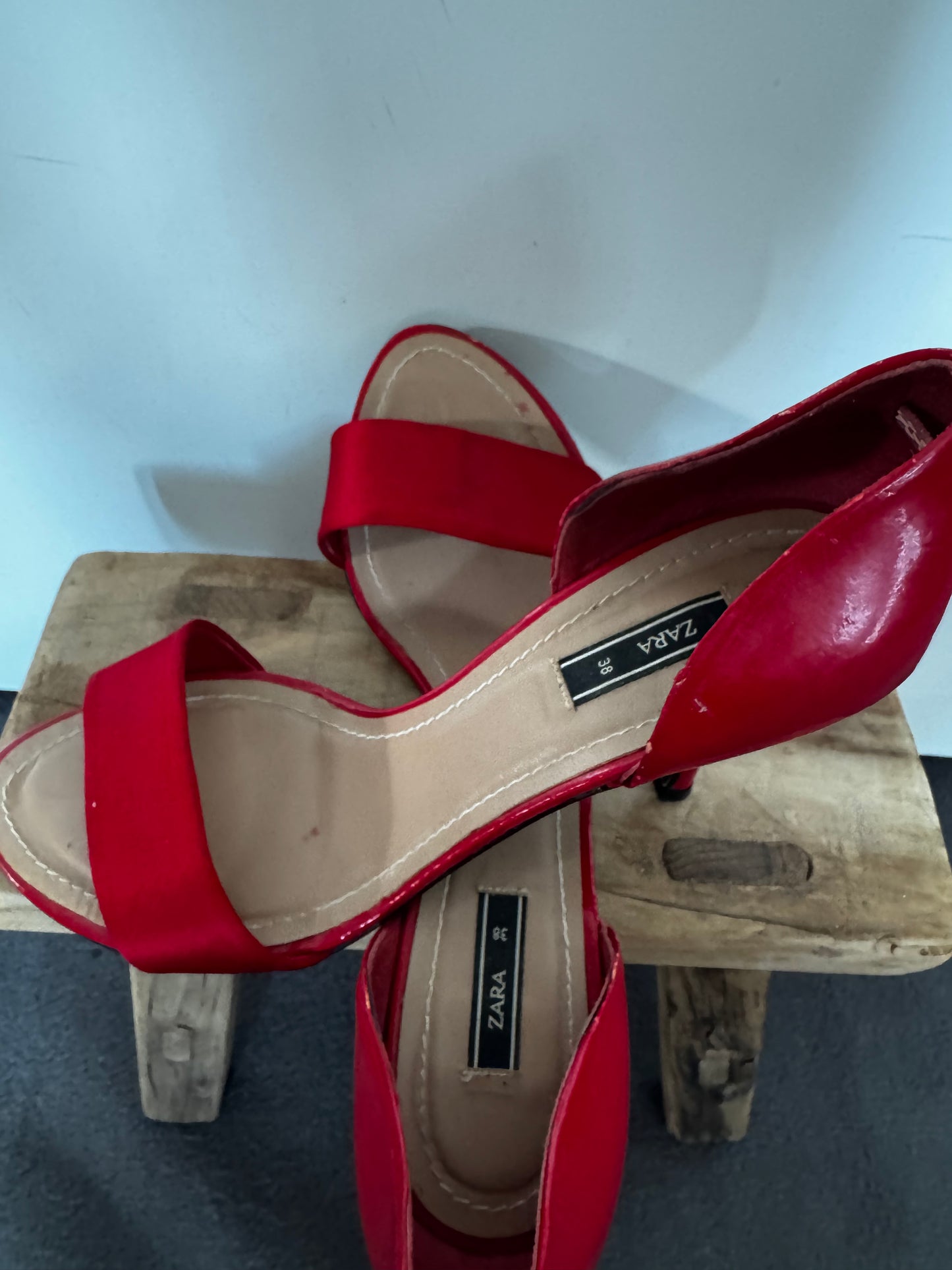 Escarpins rouge vernis femme – talons aiguilles – élégance chic – taille 38