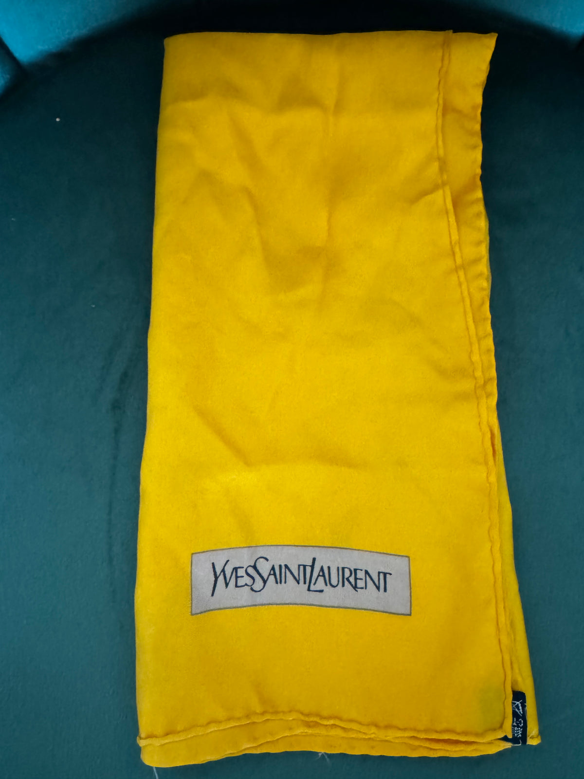 Écharpe Foulard Yves Saint Laurent Vintage en Soie Jacquard – Jaune Tournesol Éclatant (Made in Japan)