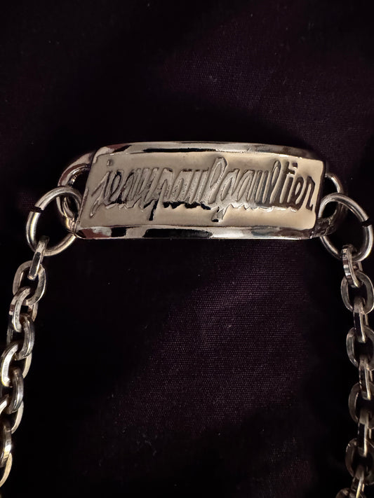 Sautoir / Chaîne de Taille Jean Paul Gaultier Vintage – Plaque Signature Métal Argenté (Circa 1990)