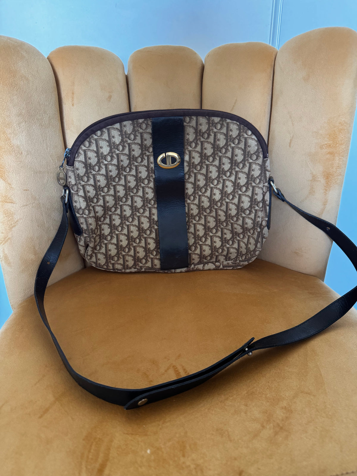 Sac Caméra Christian Dior Vintage – Monogramme Trotter Oblique Marron & Boucle Ovale CD