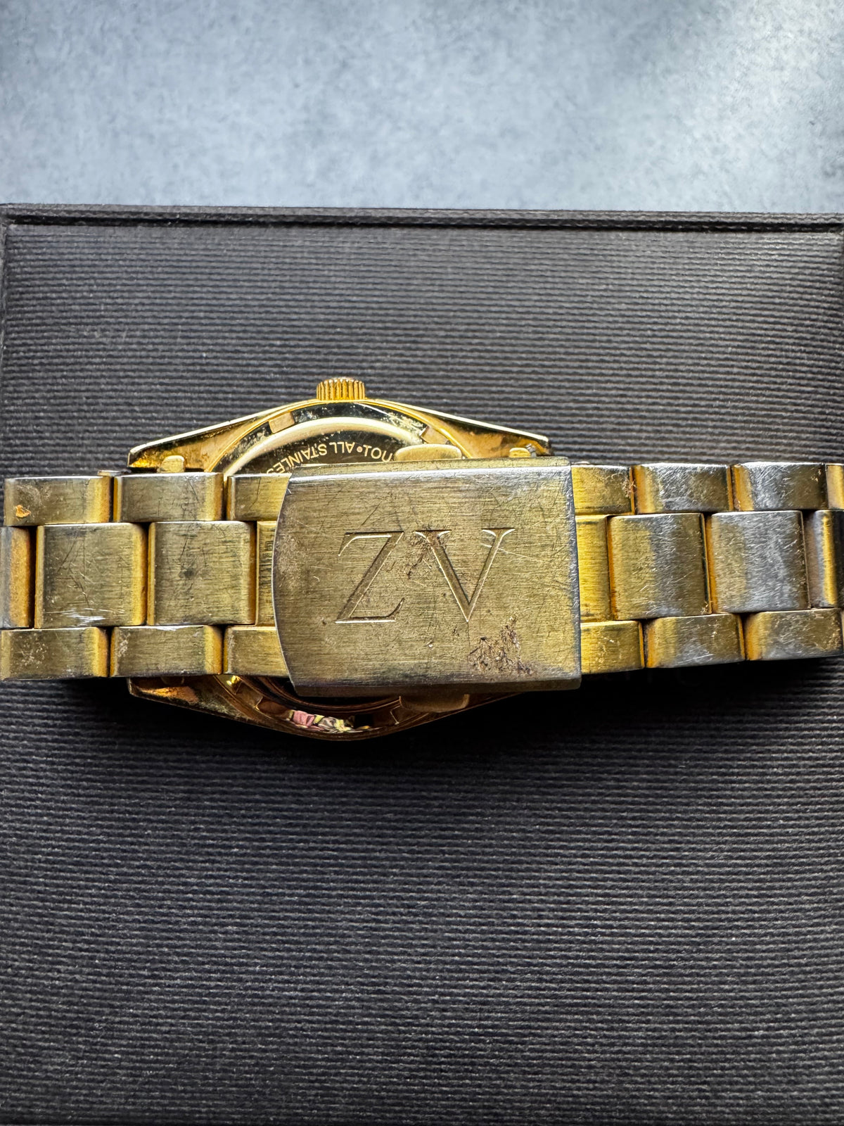 Montre Zadig & Voltaire "Timeless Skull" Vintage – Acier Plaqué Or & Cadran Tête de Mort Noir