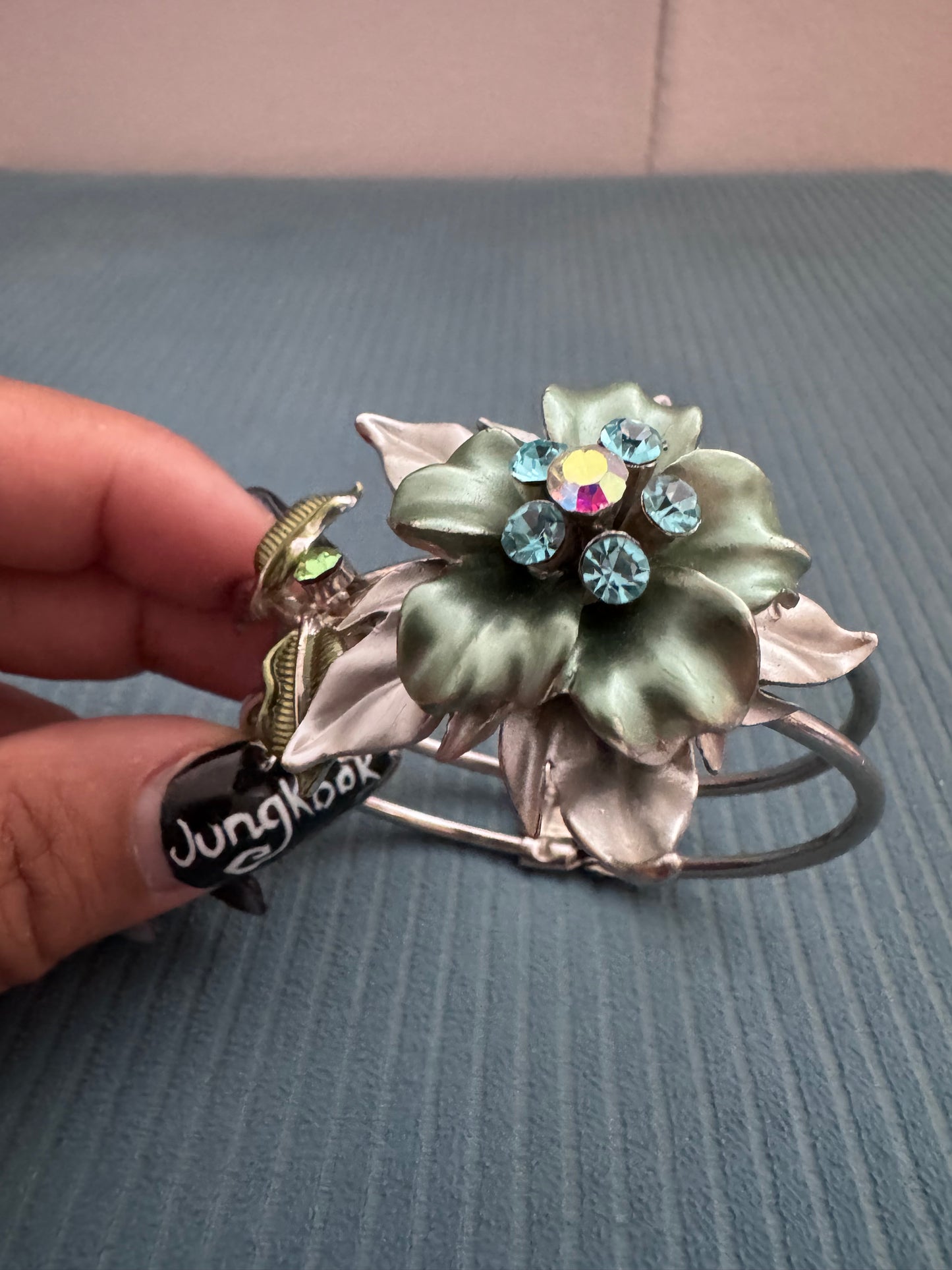 Bracelet manchette vintage fleur argentée – Émail vert sauge & strass bleus – Ouvert ajustable