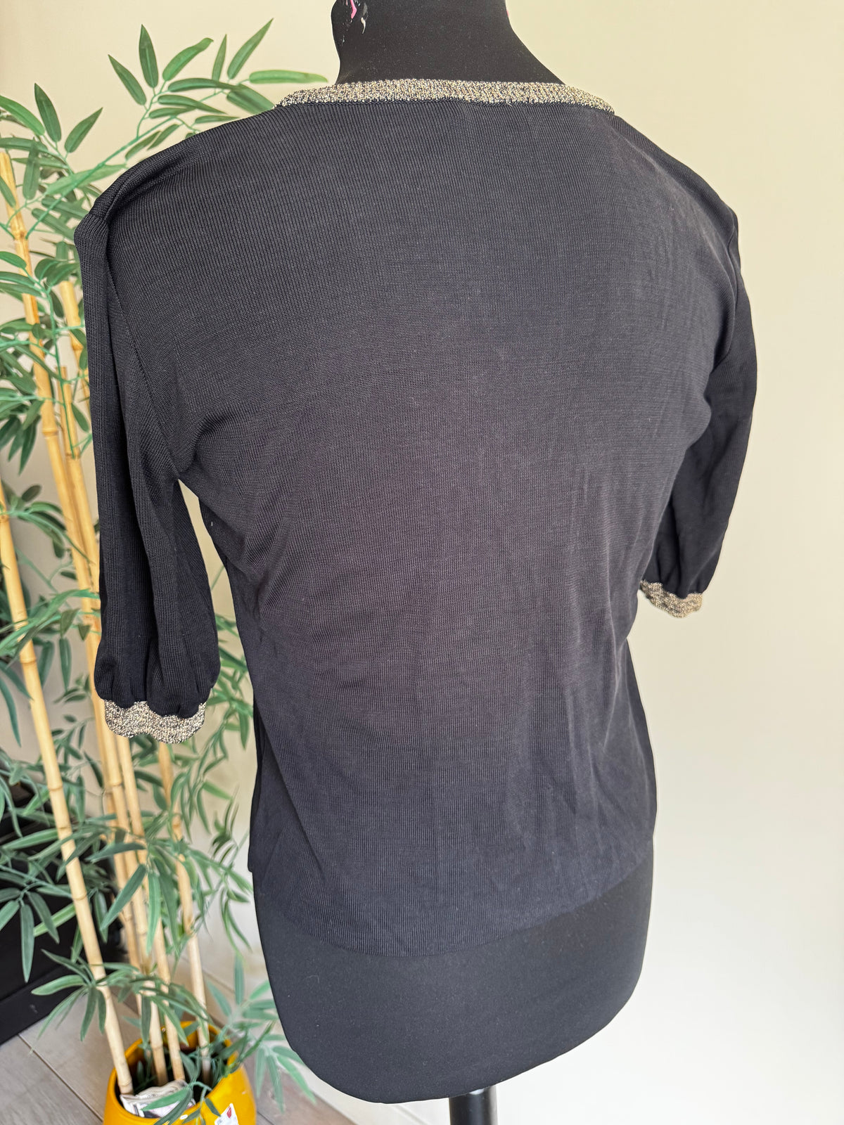 Top en Maille de Soie Christian Dior Vintage – Monogramme Brodé Or & Liserés Lurex (Époque Galliano)