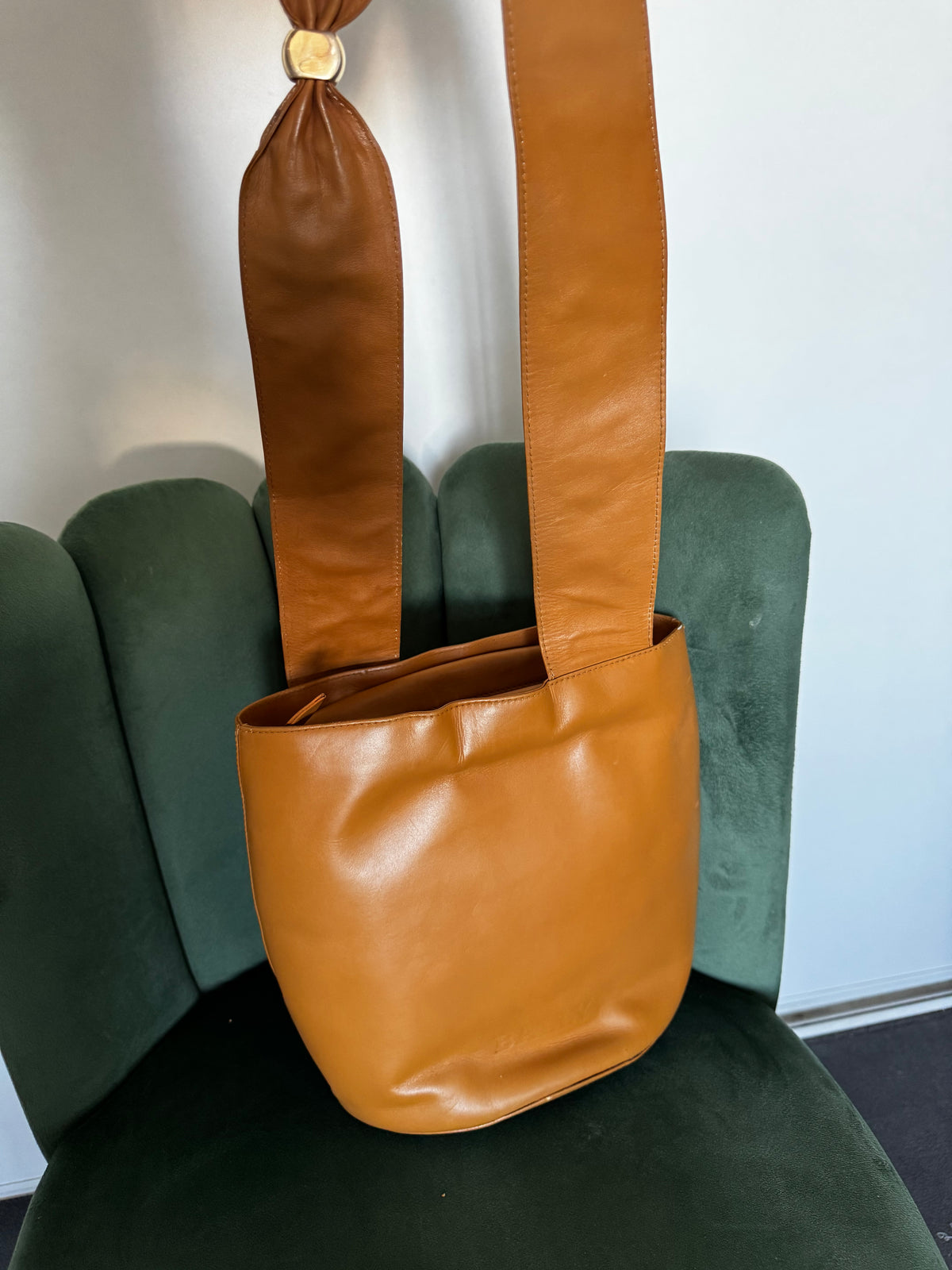 Sac Seau Bally Vintage en Cuir Lisse Camel – Détail Nœud & Bandoulière Drapée (Made in Spain)