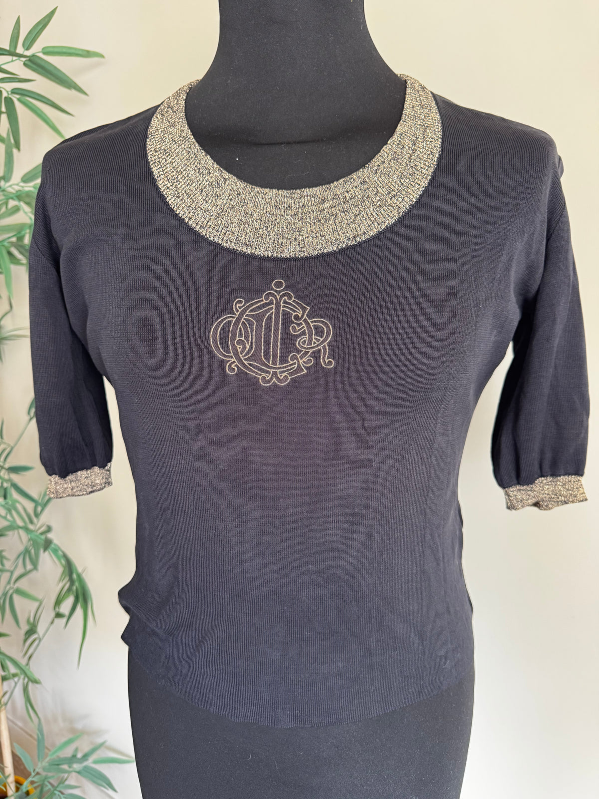Top en Maille de Soie Christian Dior Vintage – Monogramme Brodé Or & Liserés Lurex (Époque Galliano)