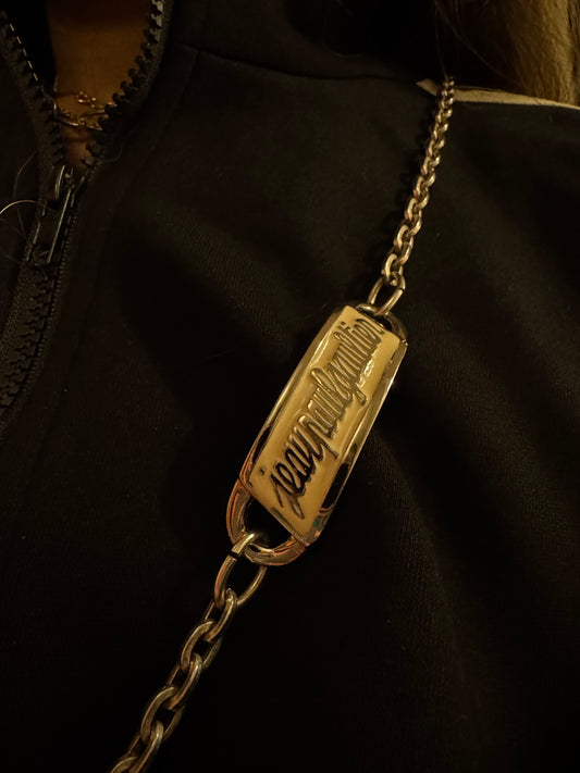 Sautoir / Chaîne de Taille Jean Paul Gaultier Vintage – Plaque Signature Métal Argenté (Circa 1990)