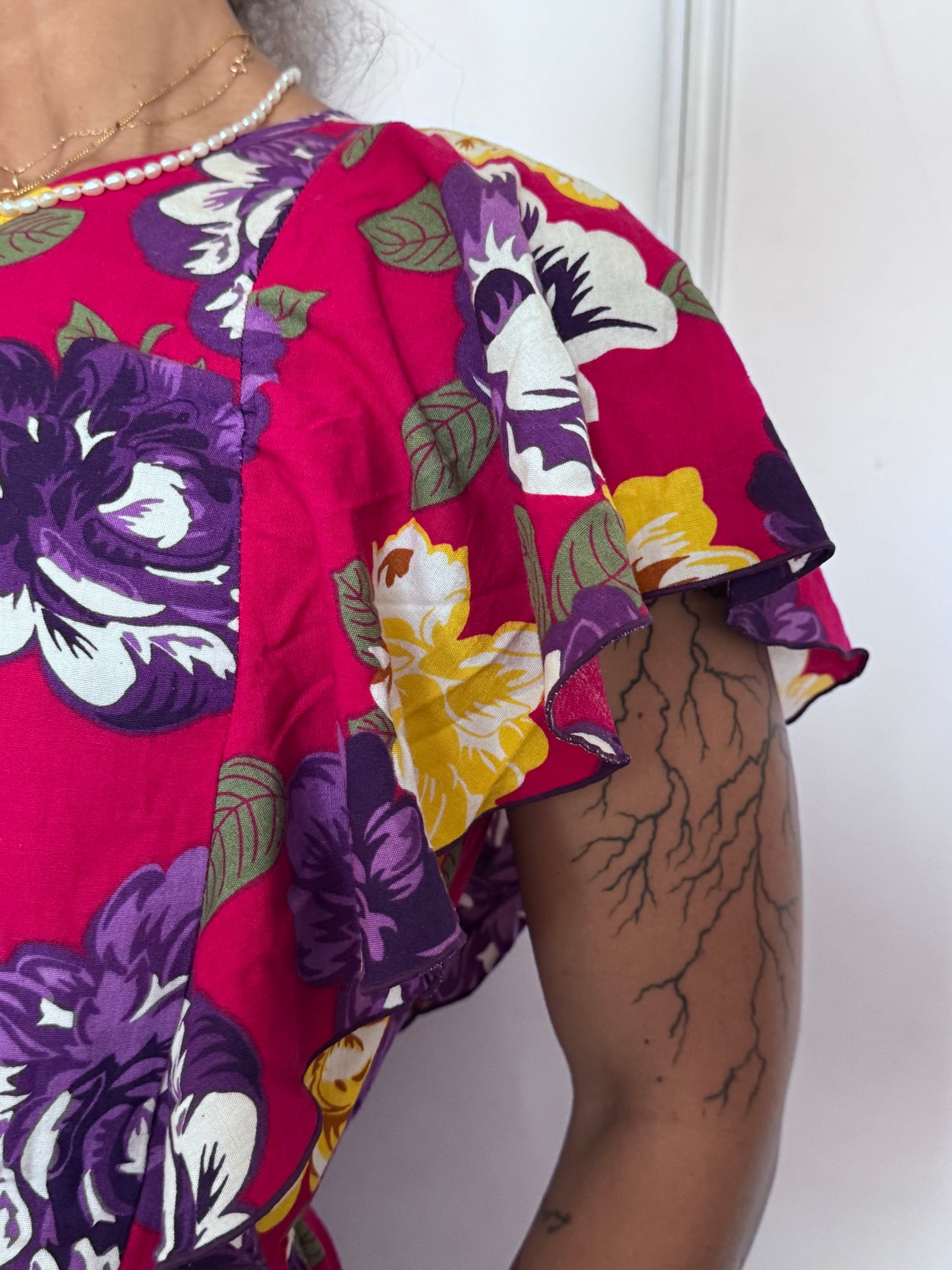 Robe asymétrique fleurie Sugarhill Boutique – Made in Indonesia