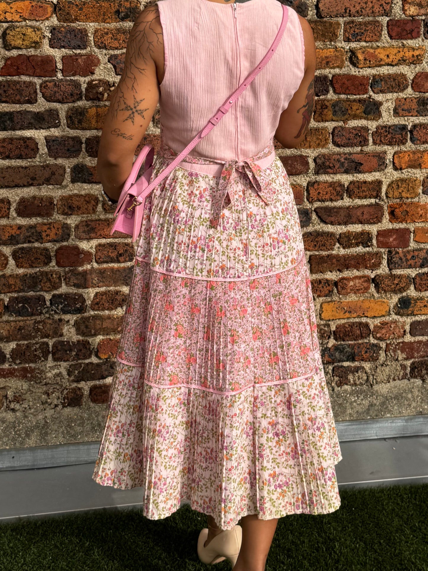 Robe vintage fleurie rose – robe romantique plissée style parisien