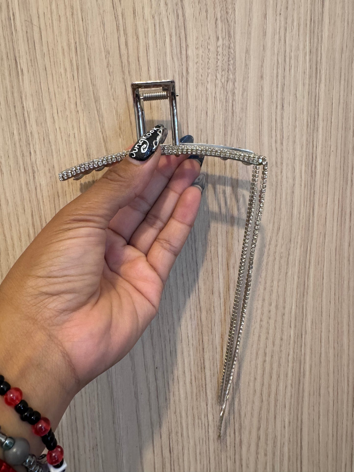 Pince à cheveux argentée à strass avec chaînes pendantes – Élégance & brillance