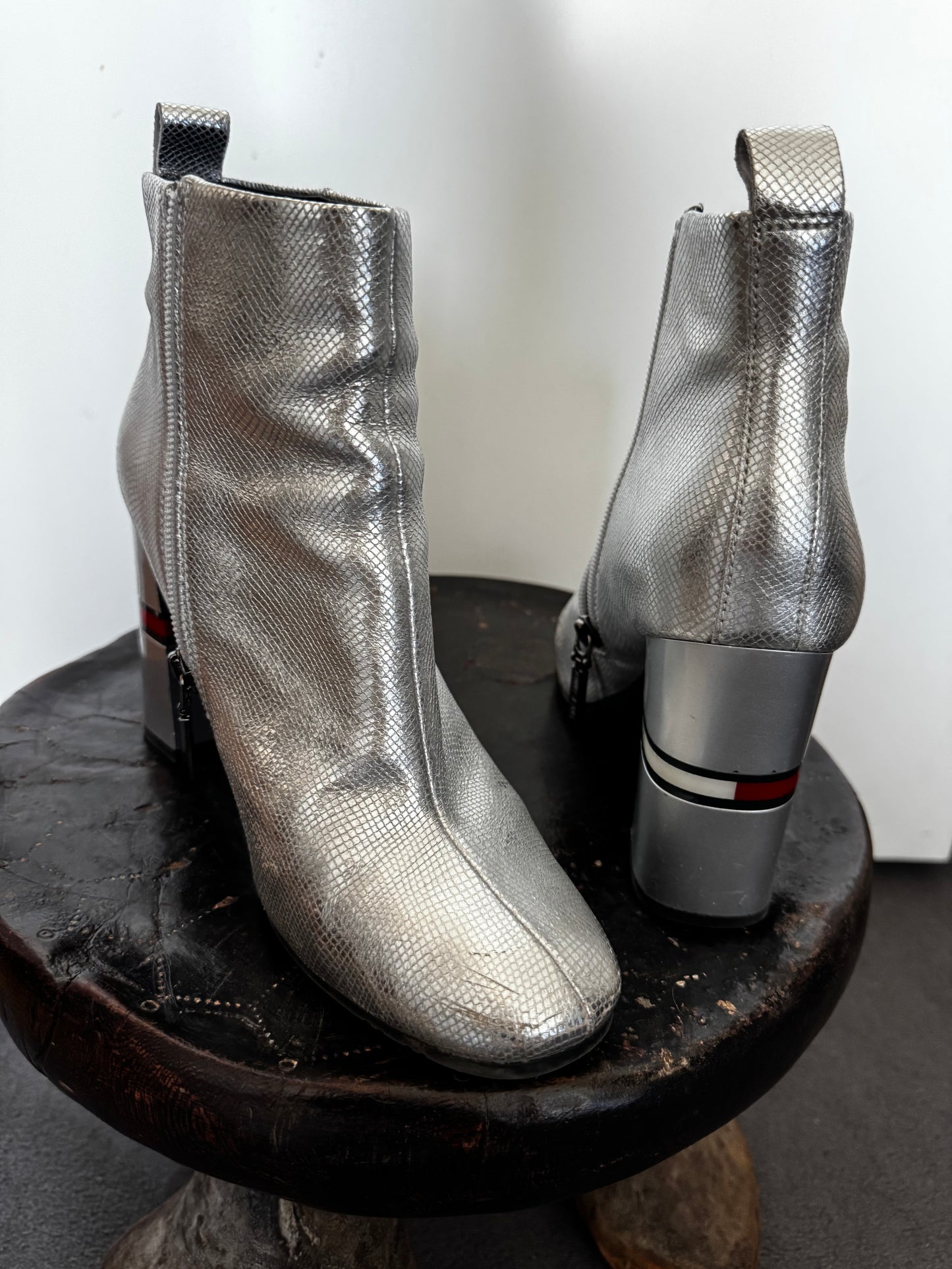 Bottines Tommy Hilfiger cuir argenté – talon design – style vintage chic