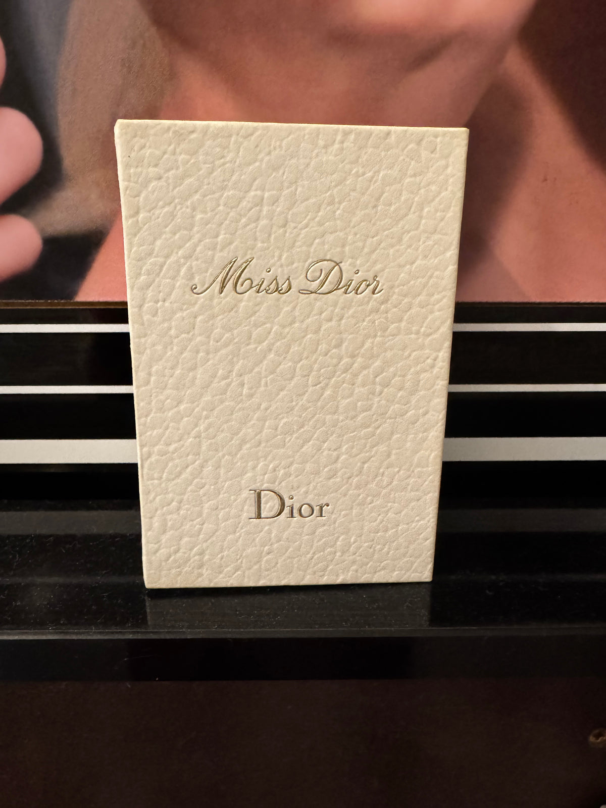 Coffret Cadeau Écrin Miniature Miss Dior – Eau de Parfum 5 ml Flacon Couture "Nœud Poignard"