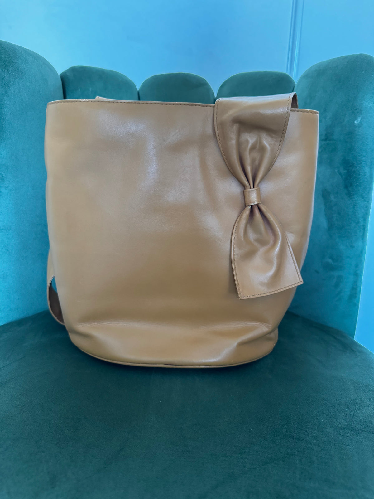 Sac Seau Bally Vintage en Cuir Lisse Camel – Détail Nœud & Bandoulière Drapée (Made in Spain)