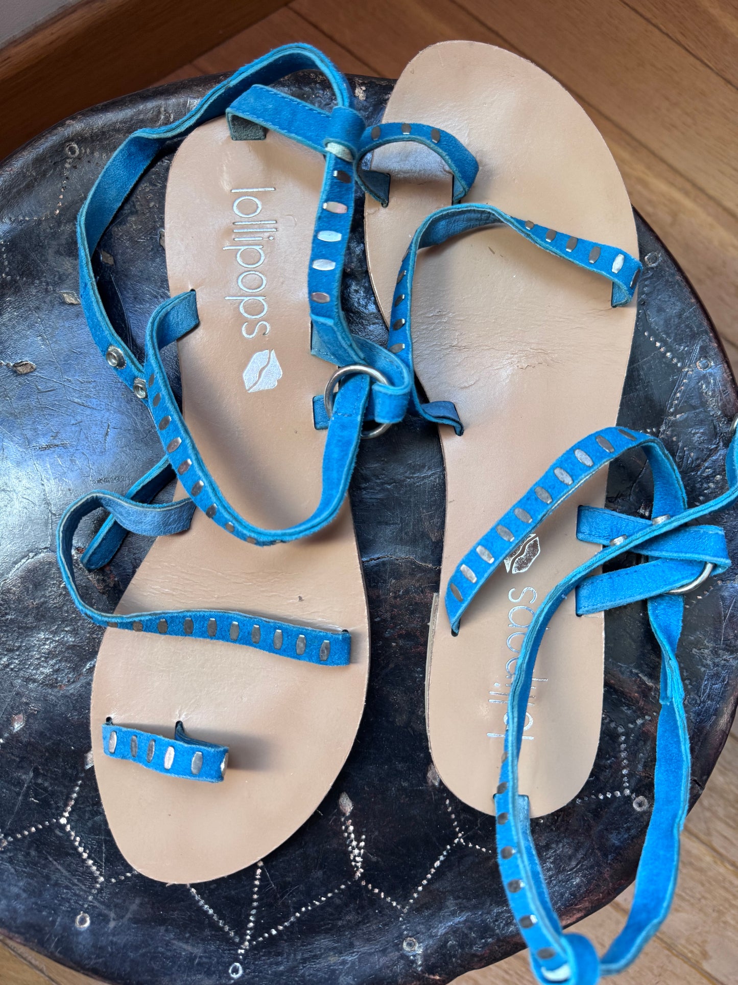 Sandales plates Lollipops en cuir daim bleu turquoise