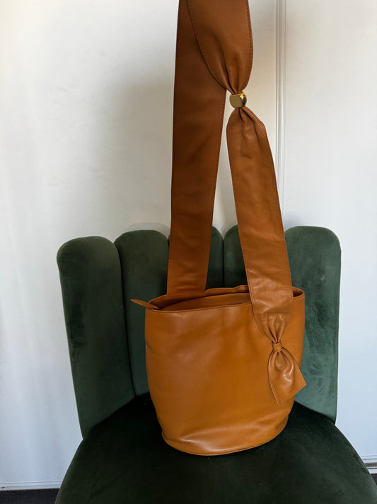Sac Seau Bally Vintage en Cuir Lisse Camel – Détail Nœud & Bandoulière Drapée (Made in Spain)