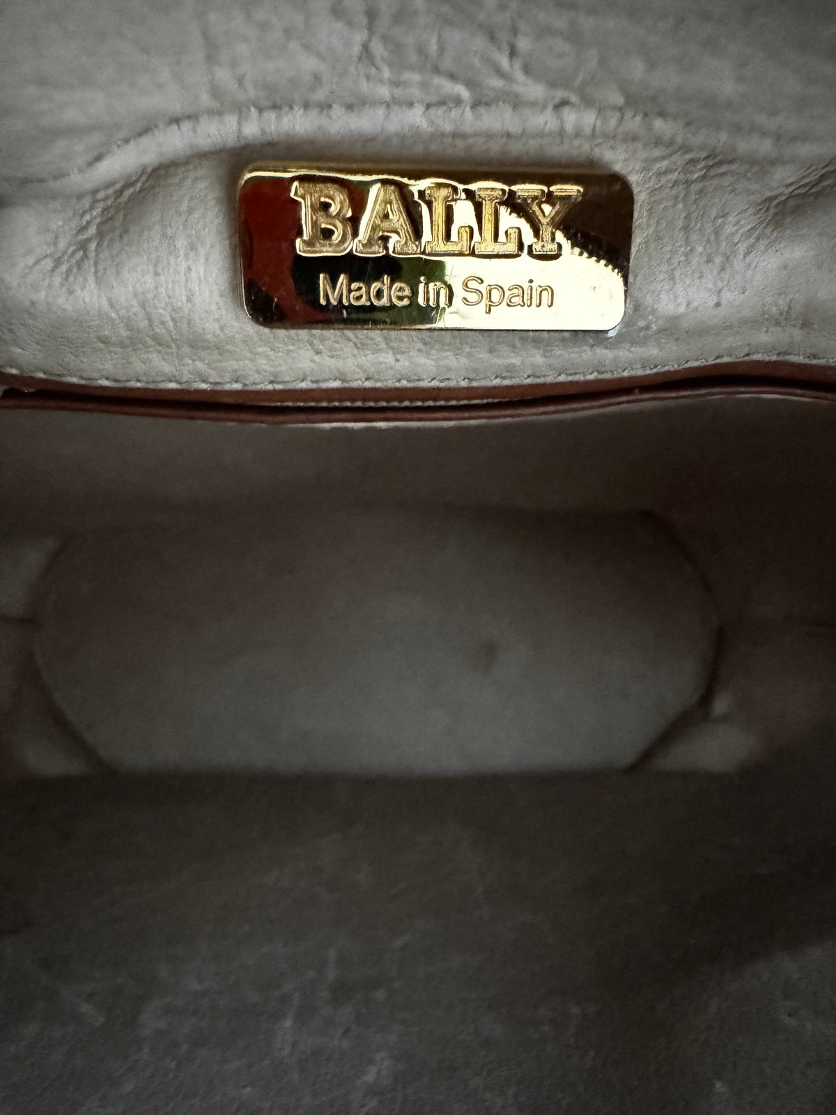 Sac Seau Bally Vintage en Cuir Lisse Camel – Détail Nœud & Bandoulière Drapée (Made in Spain)