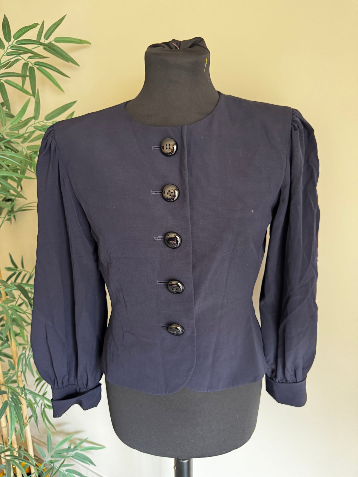 Veste de Tailleur Yves Saint Laurent Vintage – 100% Laine Noire & Boutons Couture (Made under License)