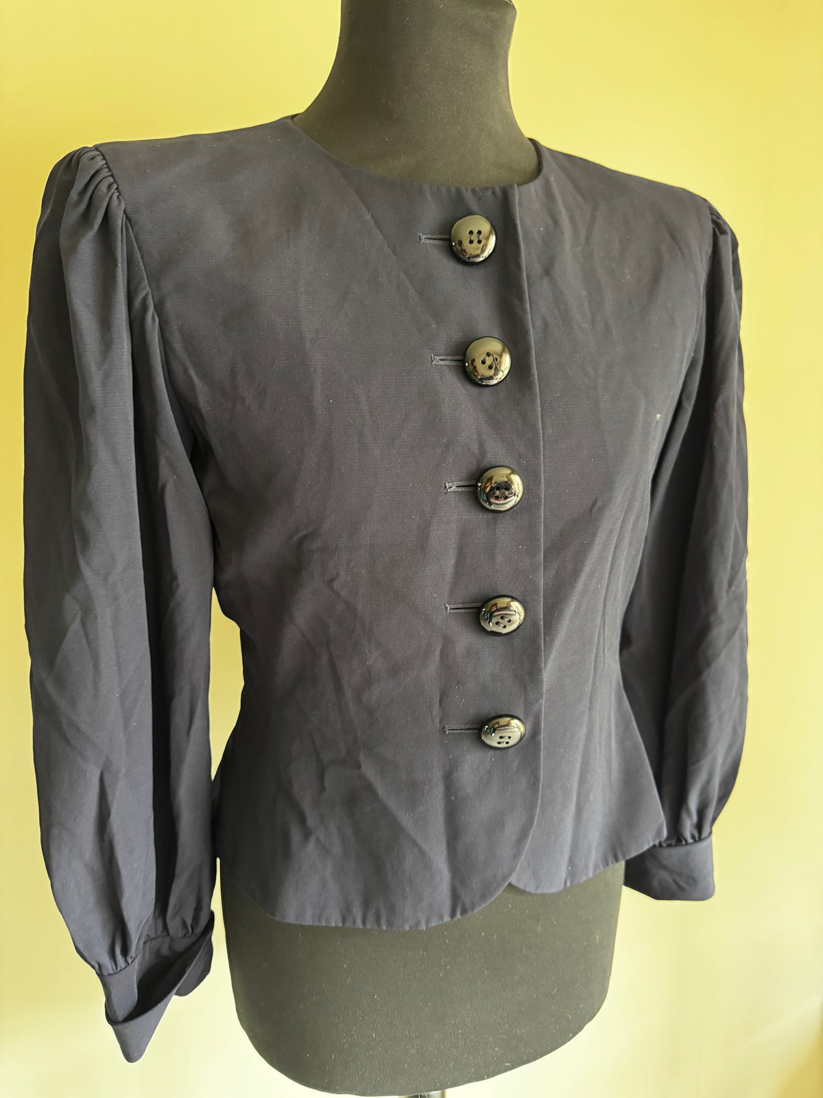 Veste de Tailleur Yves Saint Laurent Vintage – 100% Laine Noire & Boutons Couture (Made under License)