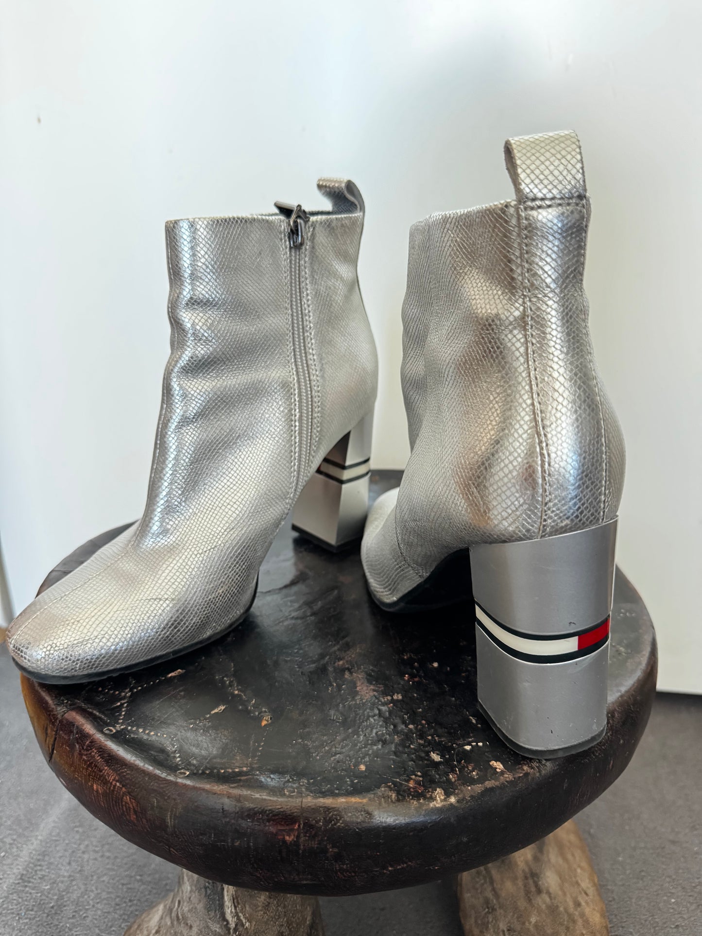 Bottines Tommy Hilfiger cuir argenté – talon design – style vintage chic