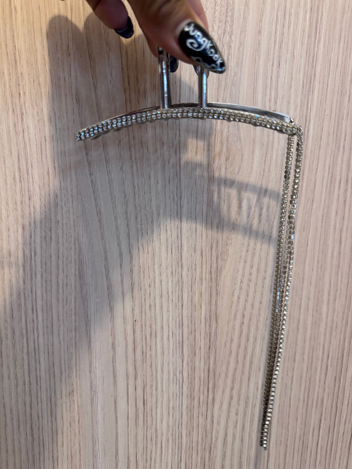 Pince à cheveux argentée à strass avec chaînes pendantes – Élégance & brillance